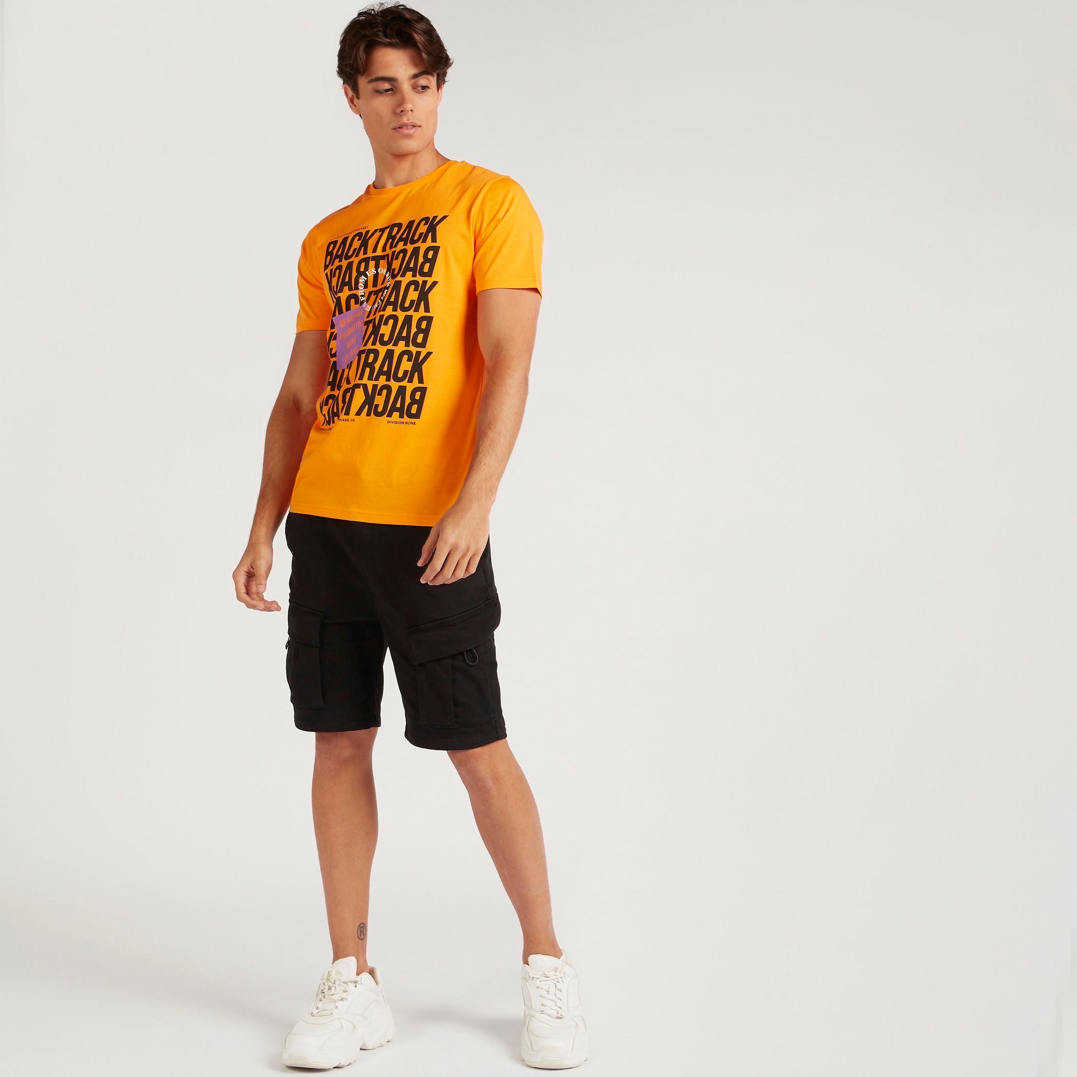 تيشيرت بياقة ضيّقة وأكمام قصيرة وطبعات-men-clothing-tshirtsandpolos-tshirts-image-2