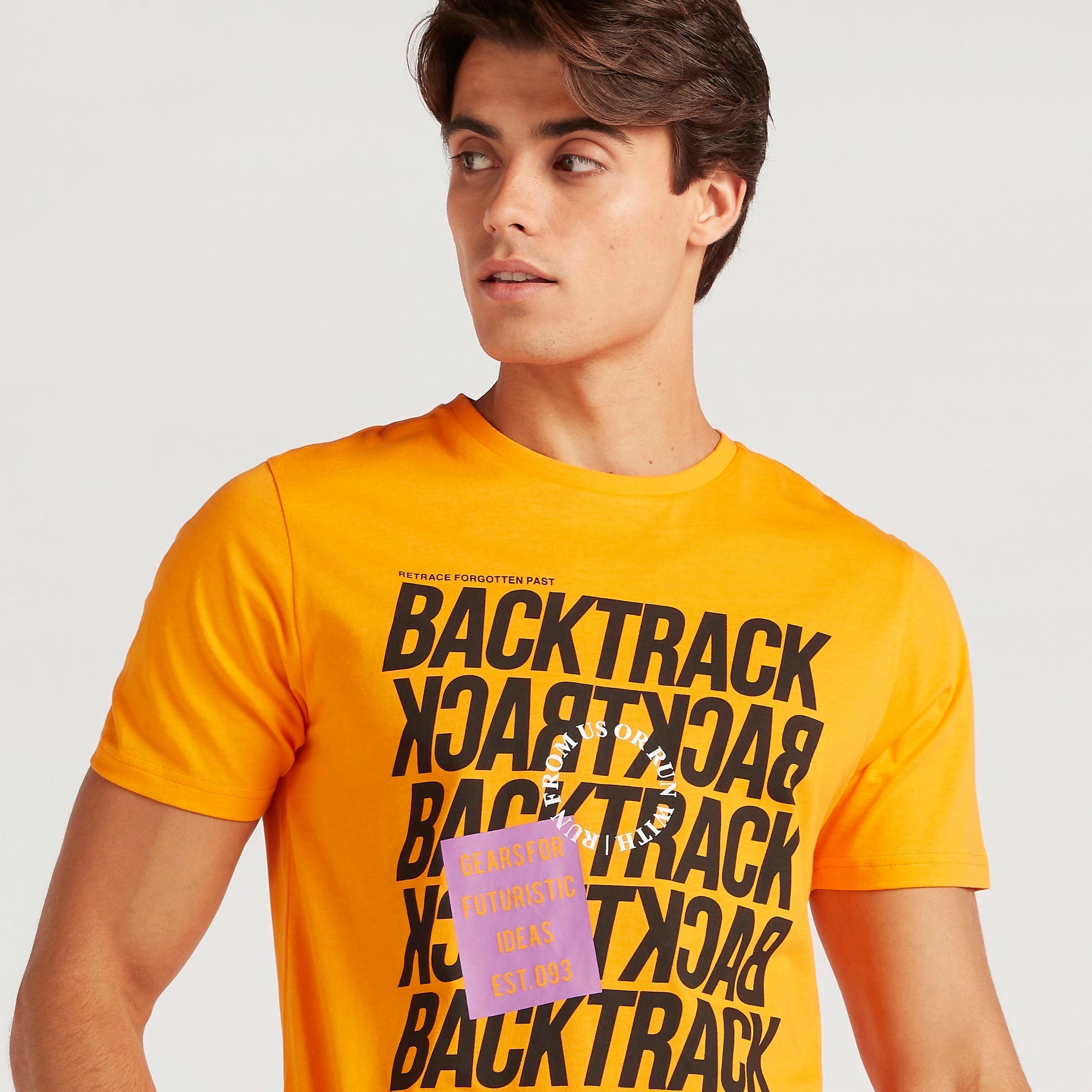 تيشيرت بياقة ضيّقة وأكمام قصيرة وطبعات-men-clothing-tshirtsandpolos-tshirts-image-3