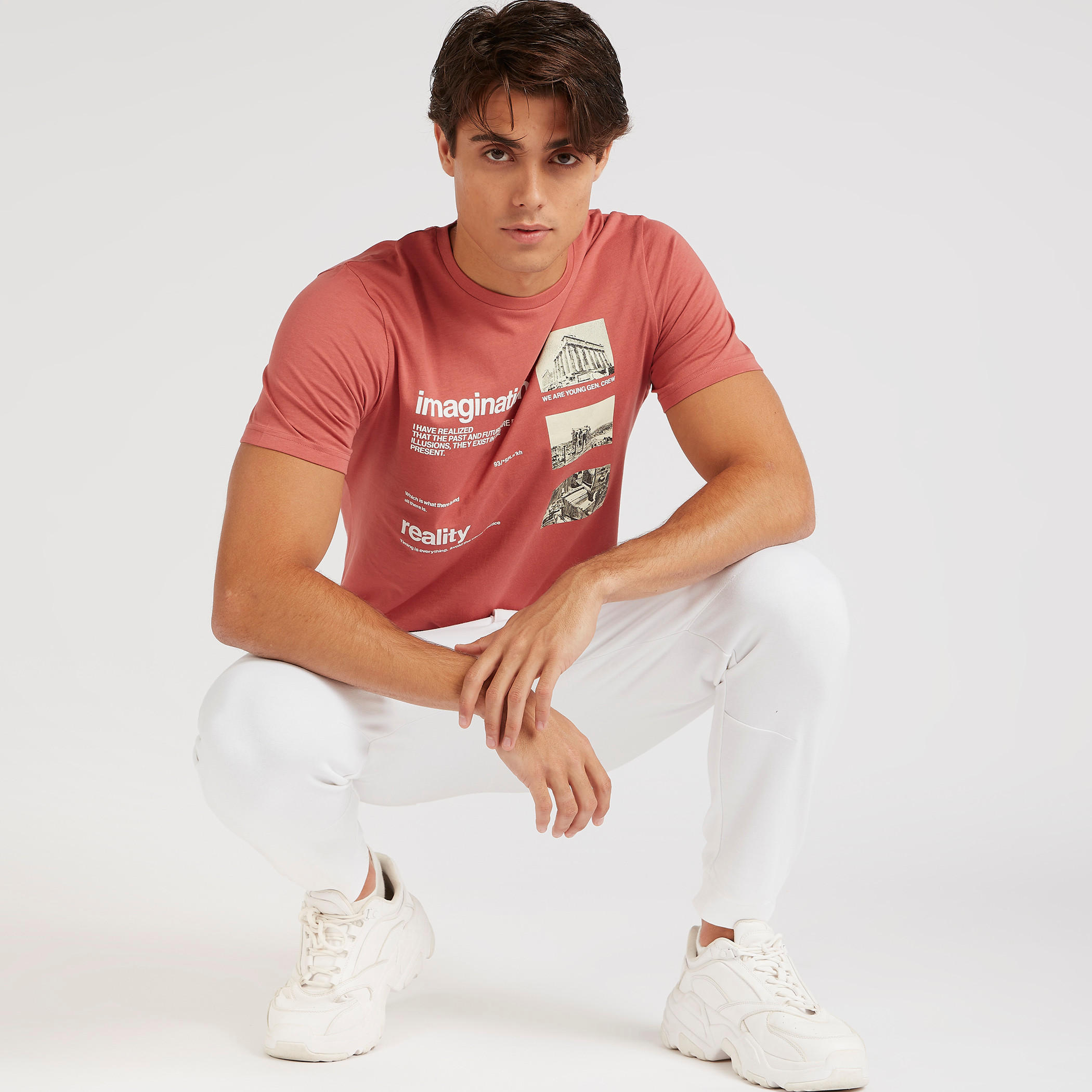 تيشيرت بياقة ضيّقة وأكمام قصيرة وطبعات-men-clothing-tshirtsandpolos-tshirts-image-2