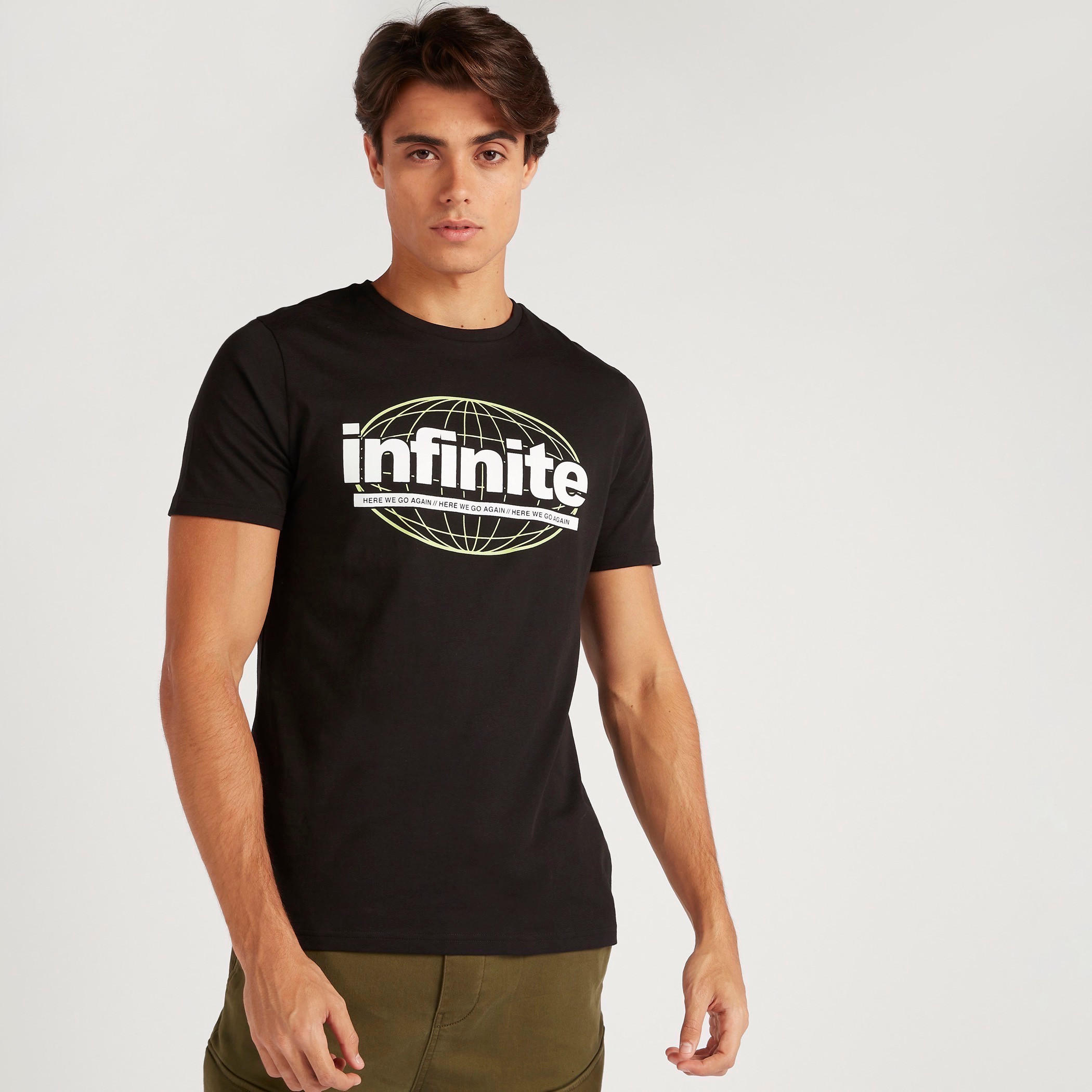 تيشيرت بياقة ضيّقة وأكمام قصيرة وطبعات-men-clothing-tshirtsandpolos-tshirts-image-1
