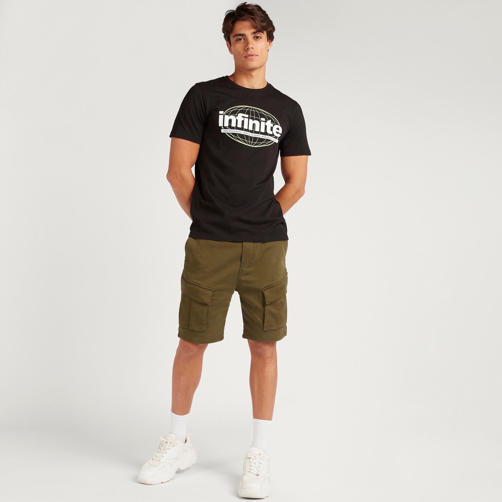 تيشيرت بياقة ضيّقة وأكمام قصيرة وطبعات-men-clothing-tshirtsandpolos-tshirts-image-2