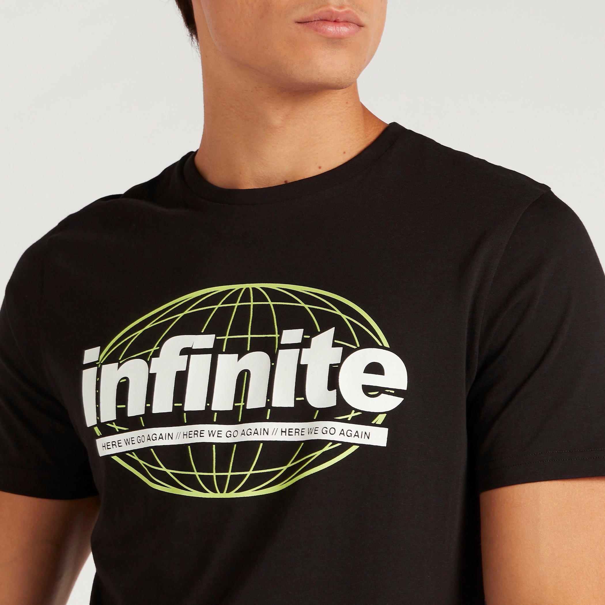 تيشيرت بياقة ضيّقة وأكمام قصيرة وطبعات-men-clothing-tshirtsandpolos-tshirts-image-3