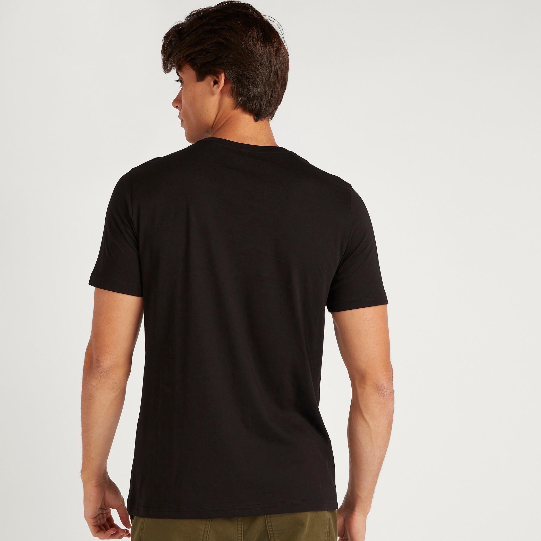 تيشيرت بياقة ضيّقة وأكمام قصيرة وطبعات-men-clothing-tshirtsandpolos-tshirts-image-4