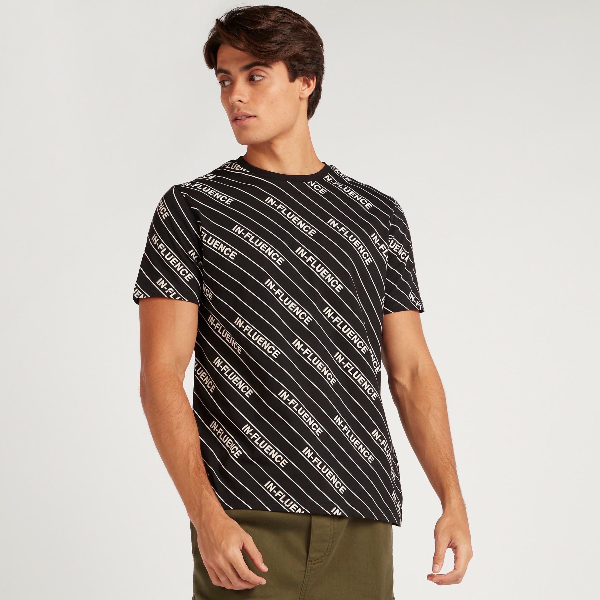 تيشيرت بياقة ضيقة وأكمام قصيرة وطبعات-men-clothing-tshirtsandpolos-tshirts-image-1