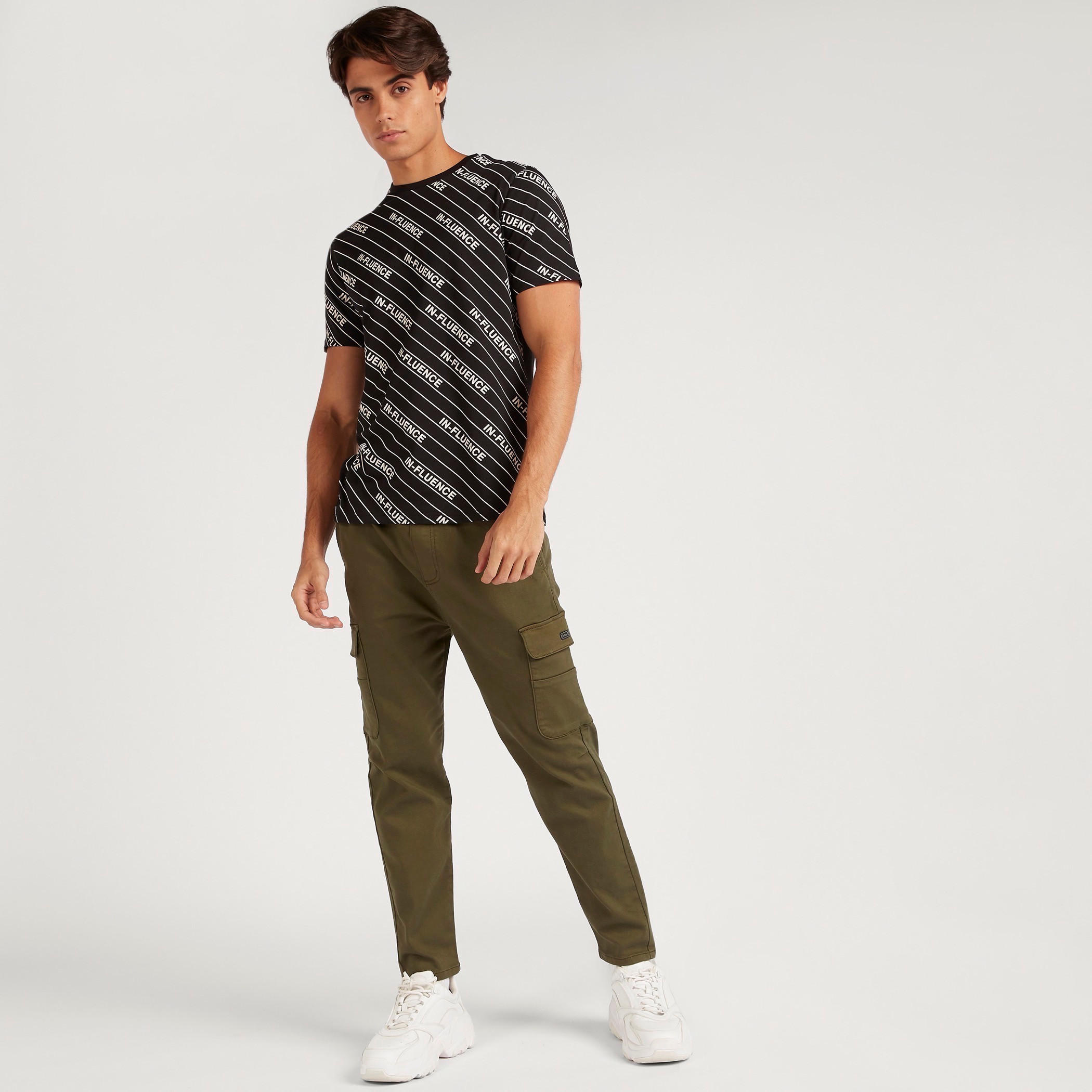 تيشيرت بياقة ضيقة وأكمام قصيرة وطبعات-men-clothing-tshirtsandpolos-tshirts-image-2