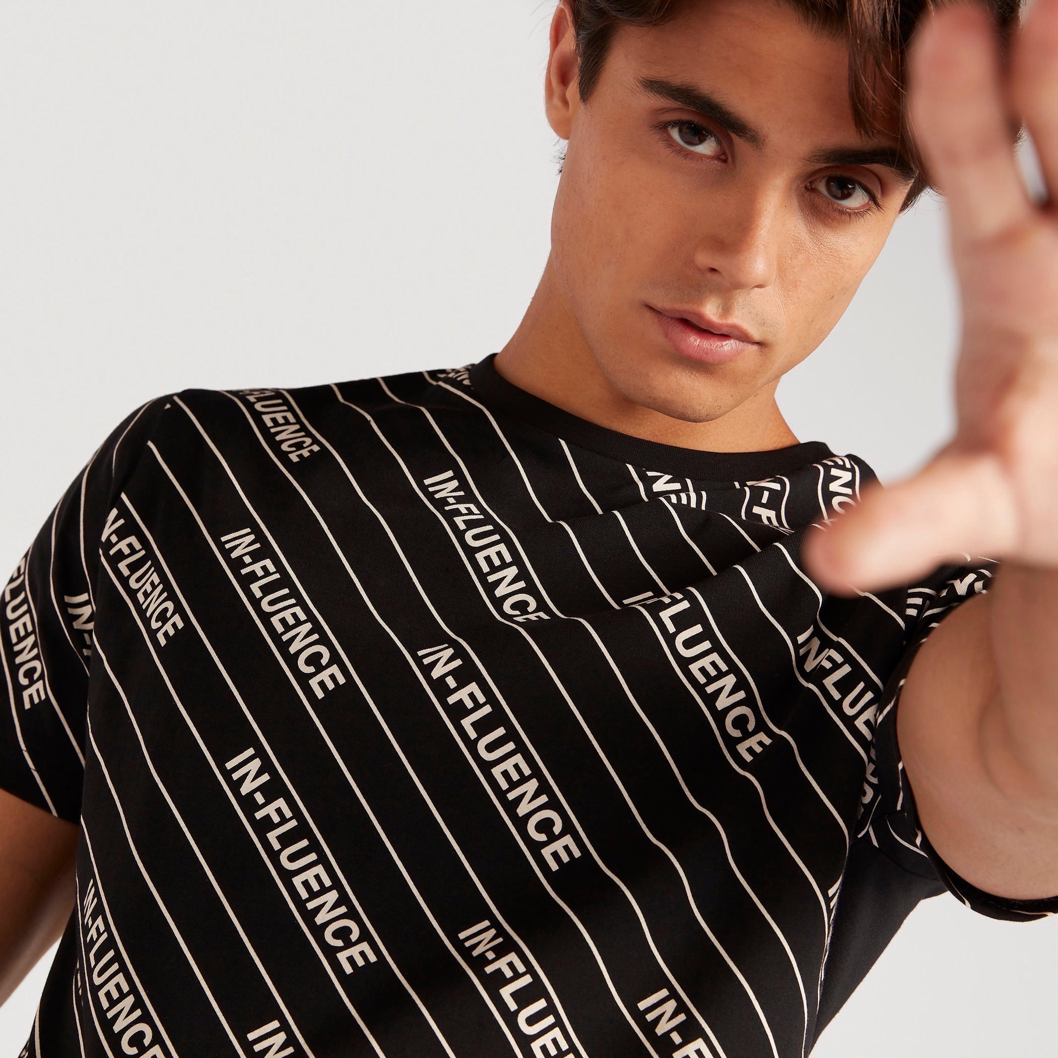 تيشيرت بياقة ضيقة وأكمام قصيرة وطبعات-men-clothing-tshirtsandpolos-tshirts-image-3
