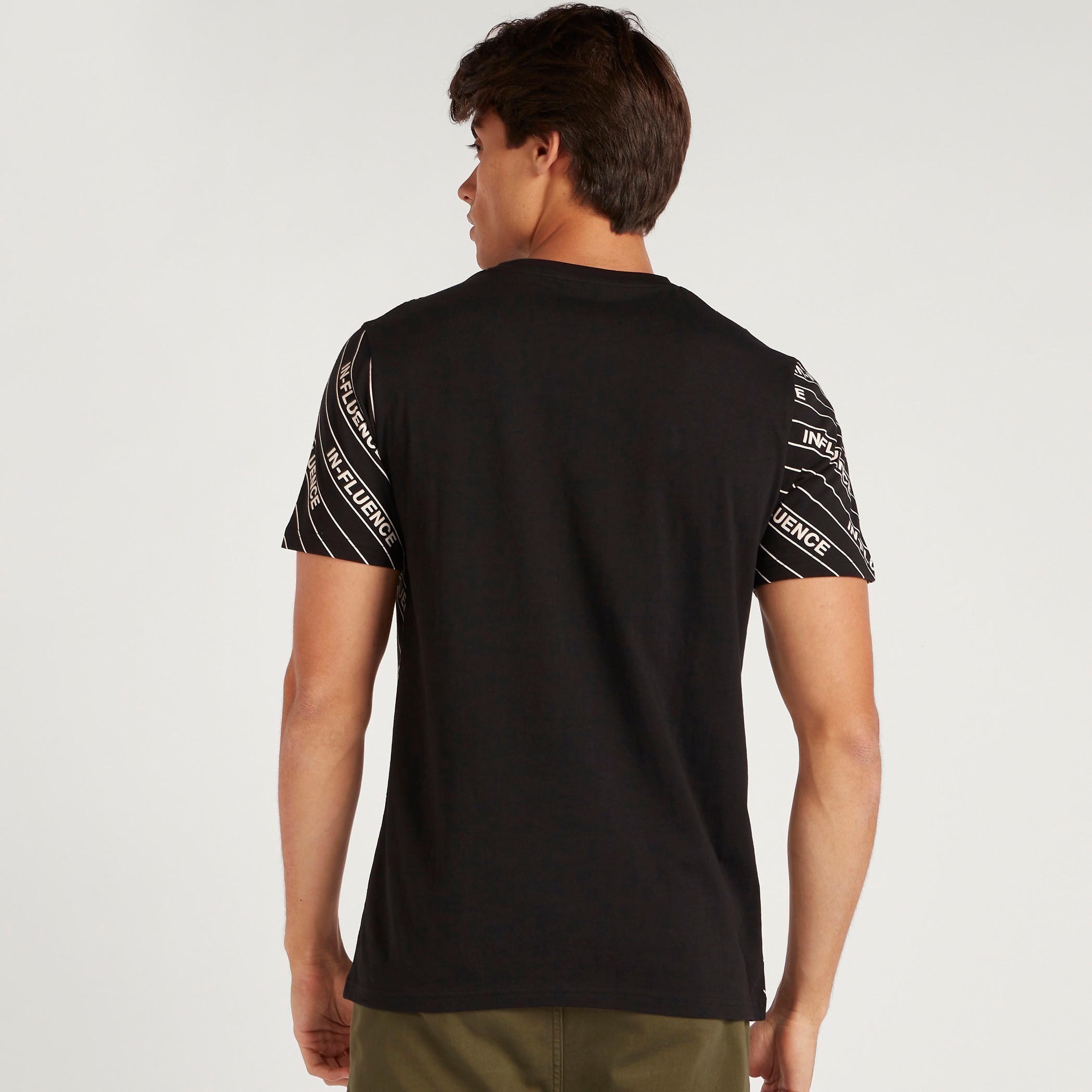 تيشيرت بياقة ضيقة وأكمام قصيرة وطبعات-men-clothing-tshirtsandpolos-tshirts-image-4