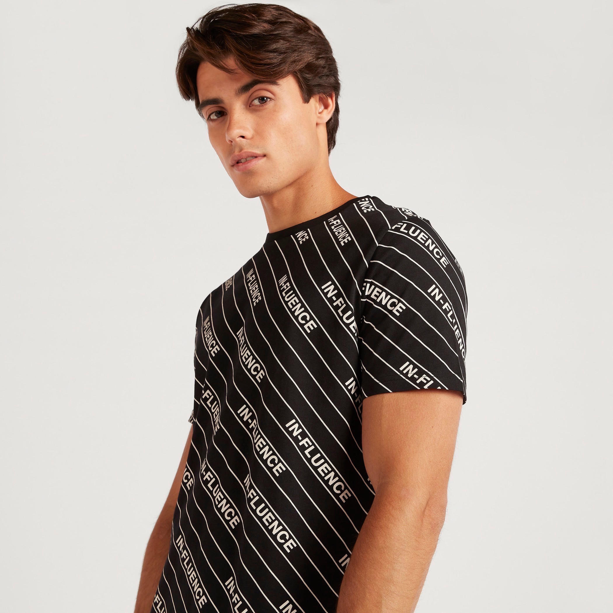 تيشيرت بياقة ضيقة وأكمام قصيرة وطبعات-men-clothing-tshirtsandpolos-tshirts-image-5