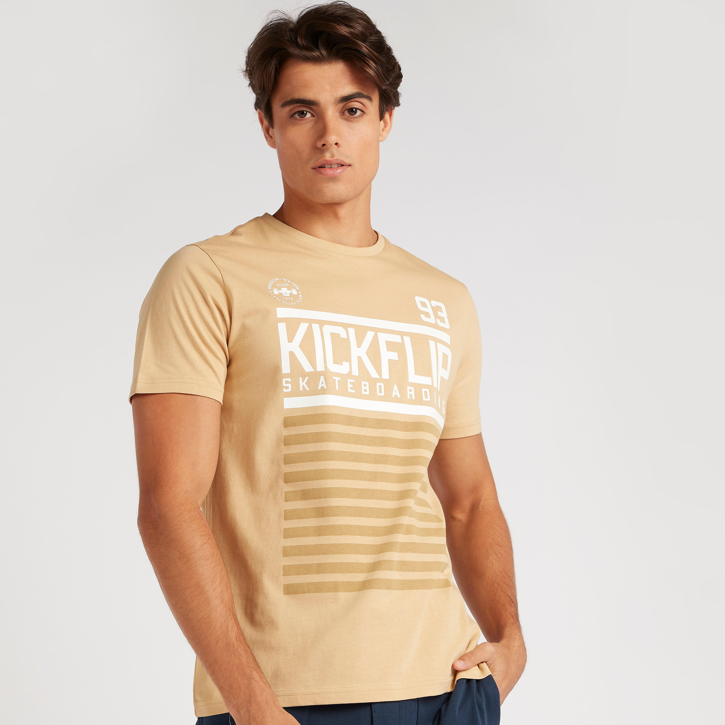 تيشيرت بياقة ضيّقة وأكمام قصيرة وطبعات-men-clothing-tshirtsandpolos-tshirts-image-1