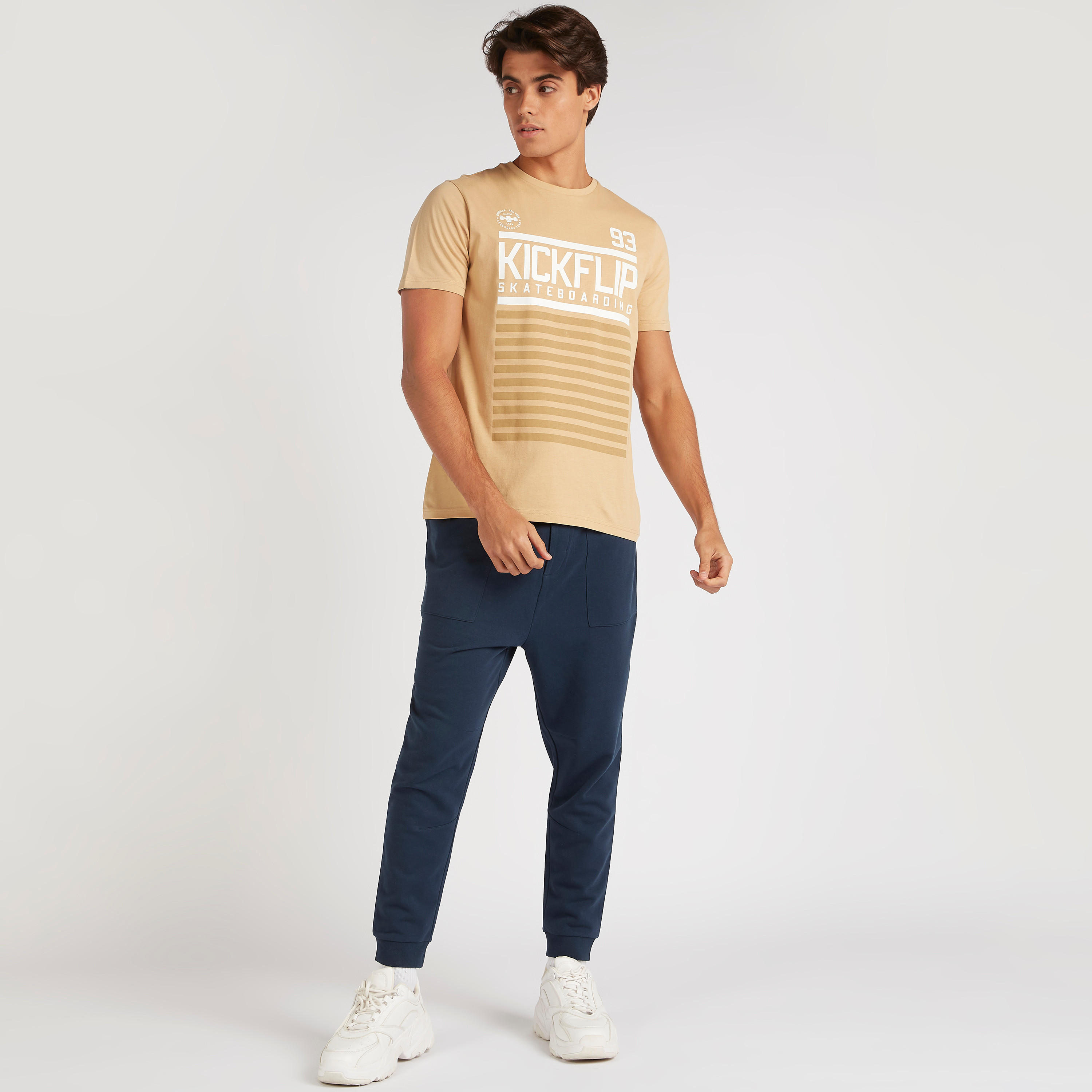 تيشيرت بياقة ضيّقة وأكمام قصيرة وطبعات-men-clothing-tshirtsandpolos-tshirts-image-2