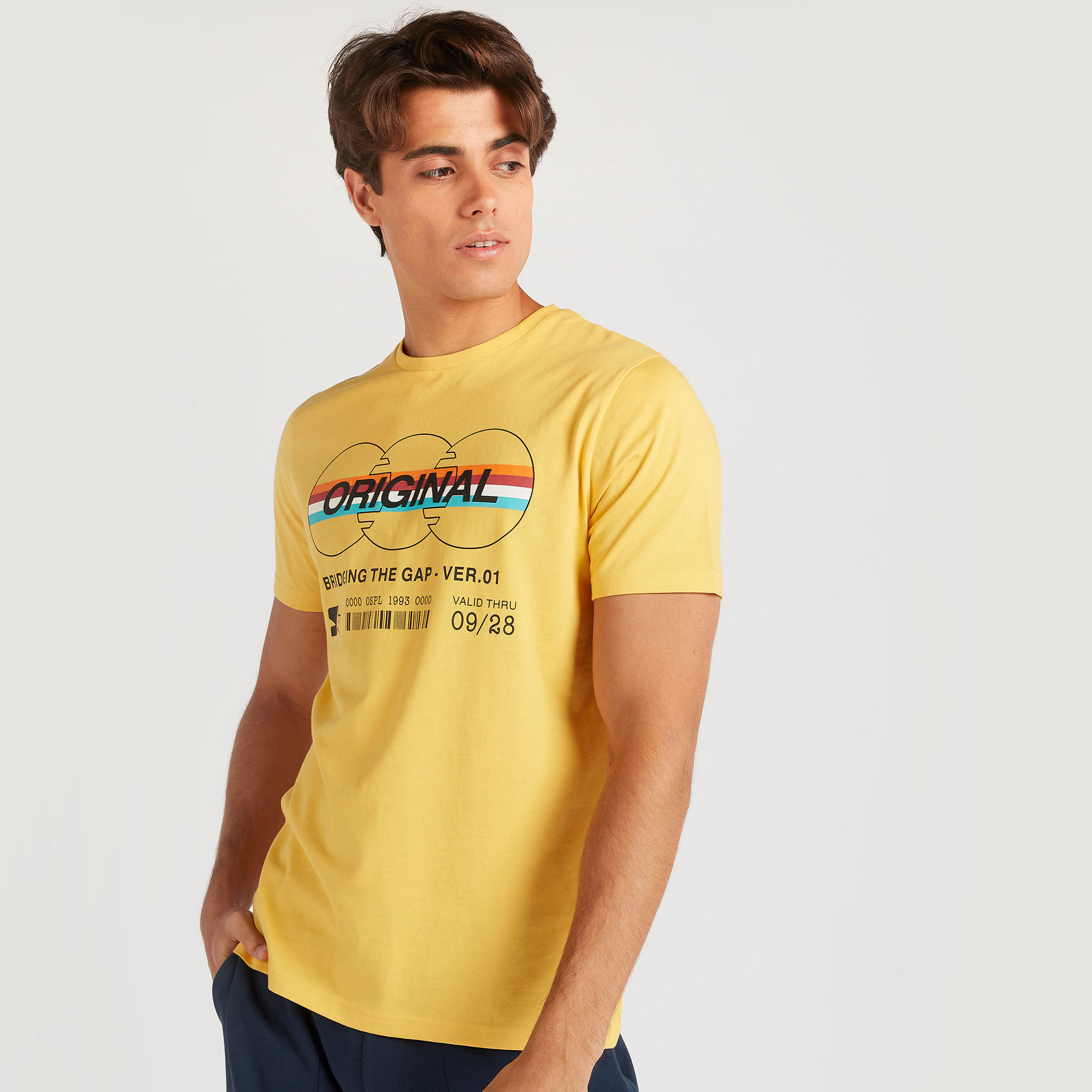 تيشيرت بياقة ضيّقة وأكمام قصيرة وطبعات-men-clothing-tshirtsandpolos-tshirts-image-1