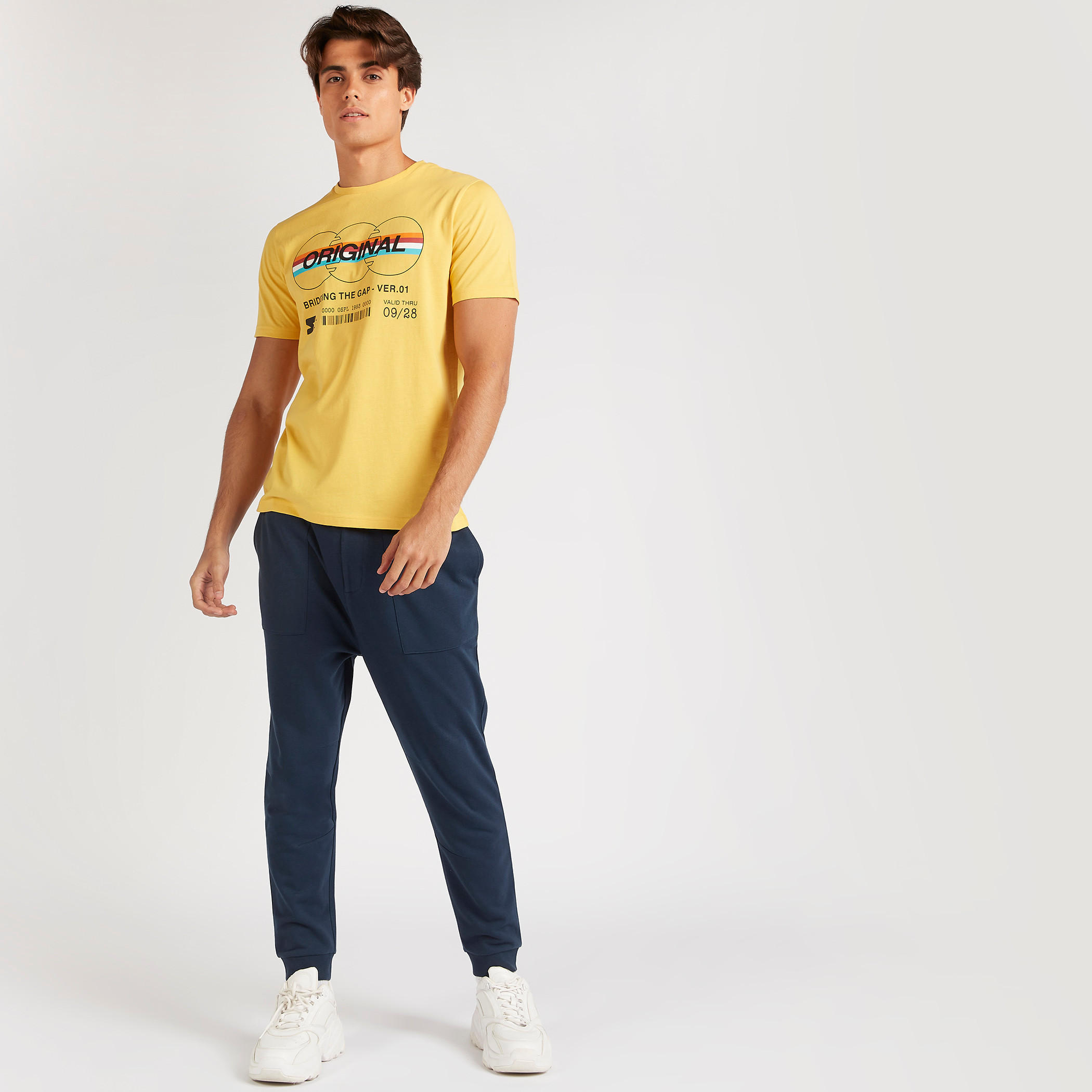 تيشيرت بياقة ضيّقة وأكمام قصيرة وطبعات-men-clothing-tshirtsandpolos-tshirts-image-2