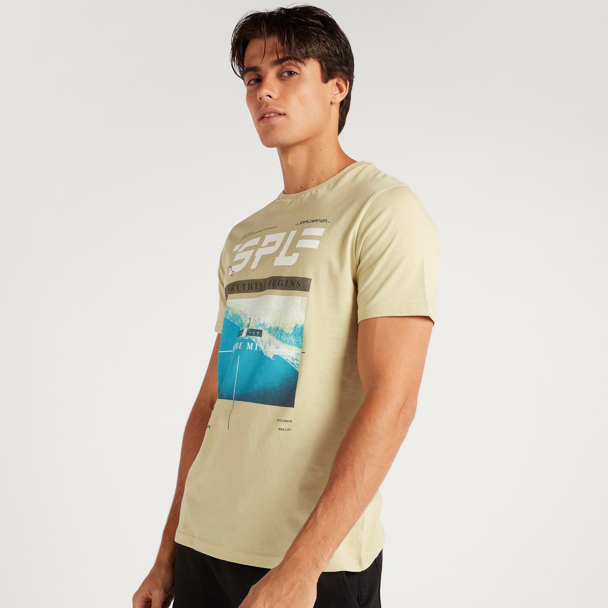 تيشيرت بياقة ضيّقة وأكمام قصيرة وطبعات-men-clothing-tshirtsandpolos-tshirts-image-1