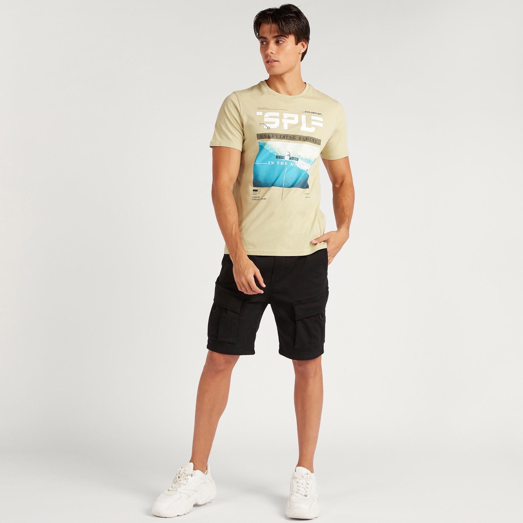 تيشيرت بياقة ضيّقة وأكمام قصيرة وطبعات-men-clothing-tshirtsandpolos-tshirts-image-2