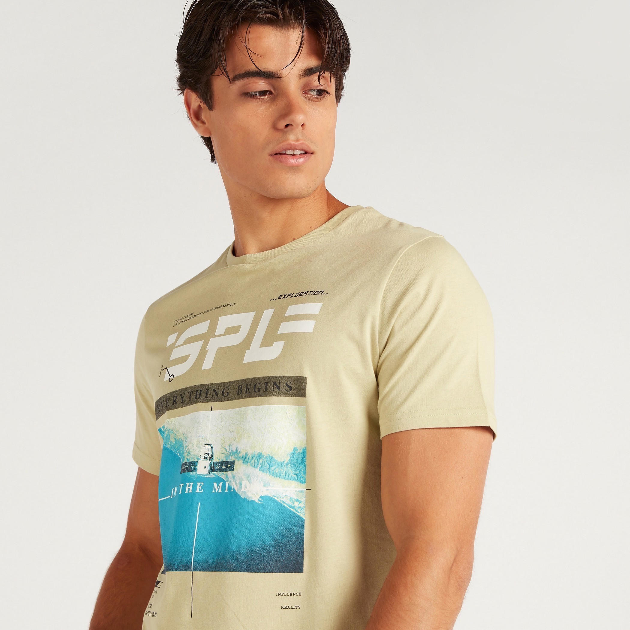 تيشيرت بياقة ضيّقة وأكمام قصيرة وطبعات-men-clothing-tshirtsandpolos-tshirts-image-5