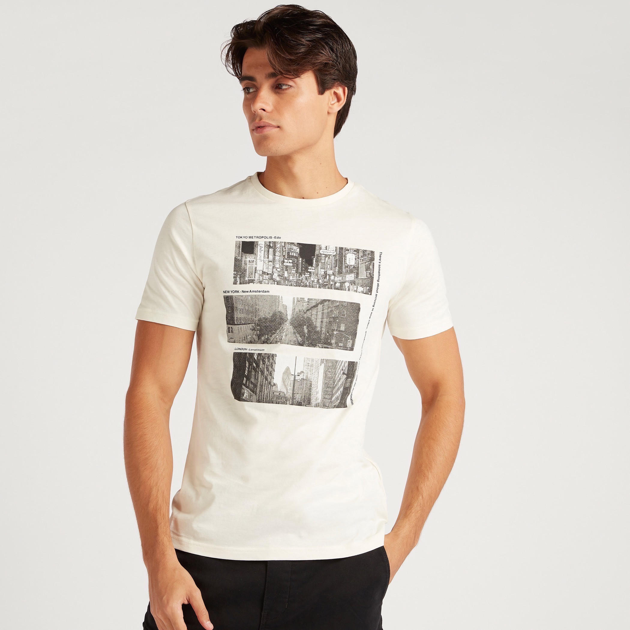 تيشيرت بياقة ضيّقة وأكمام قصيرة وطبعات-men-clothing-tshirtsandpolos-tshirts-image-1