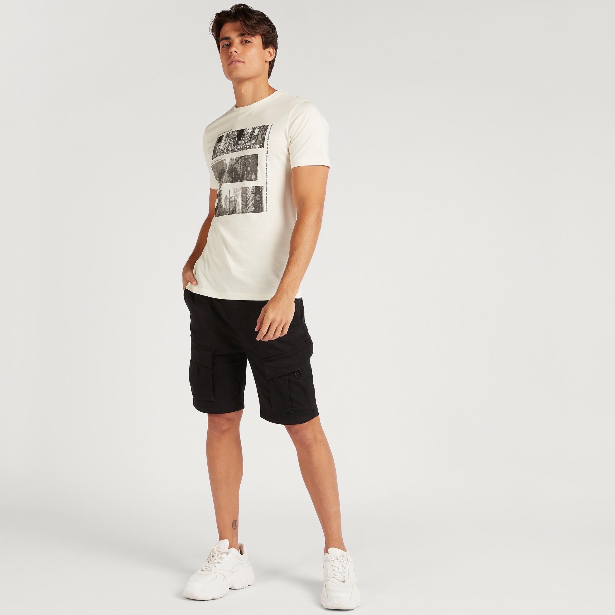 تيشيرت بياقة ضيّقة وأكمام قصيرة وطبعات-men-clothing-tshirtsandpolos-tshirts-image-2