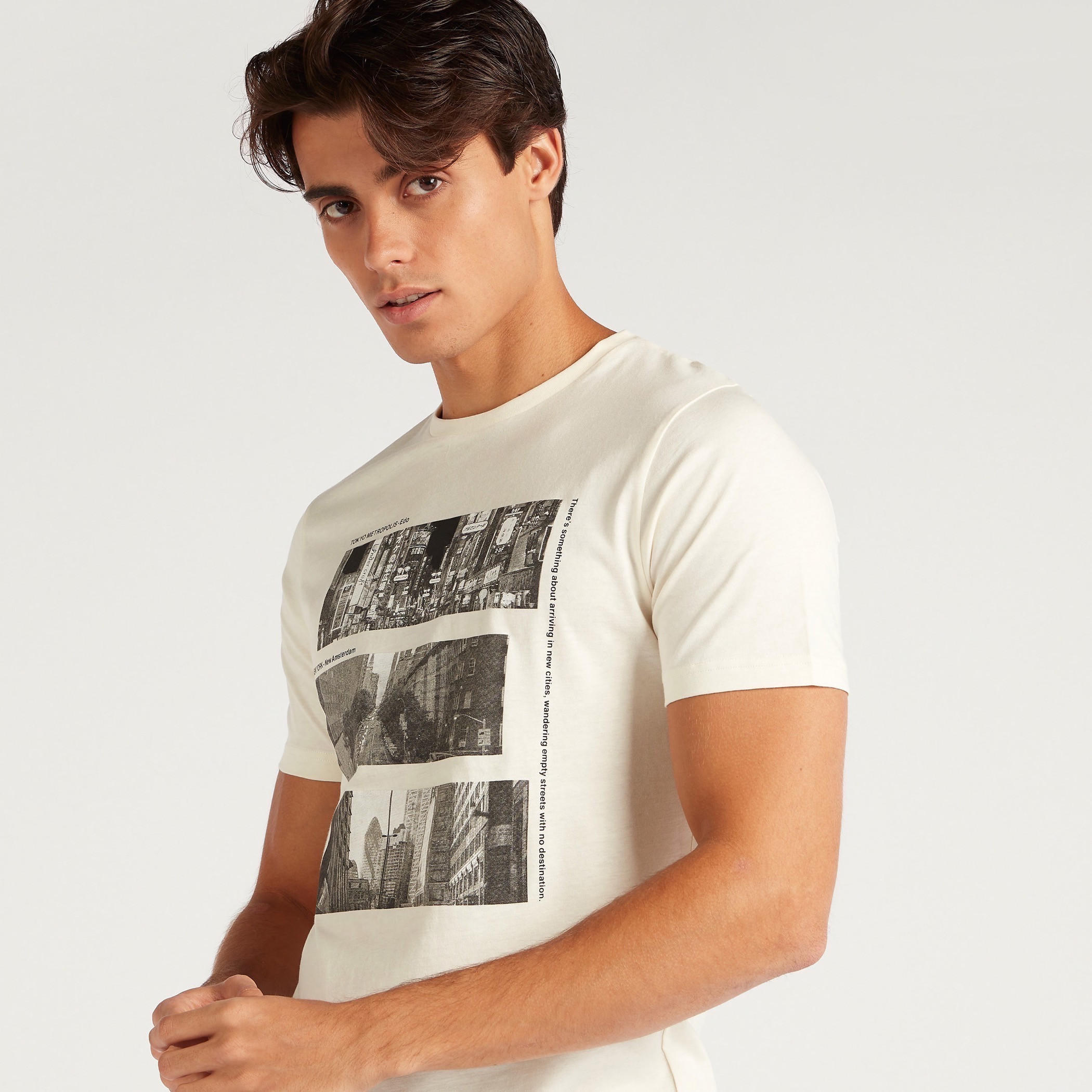 تيشيرت بياقة ضيّقة وأكمام قصيرة وطبعات-men-clothing-tshirtsandpolos-tshirts-image-3