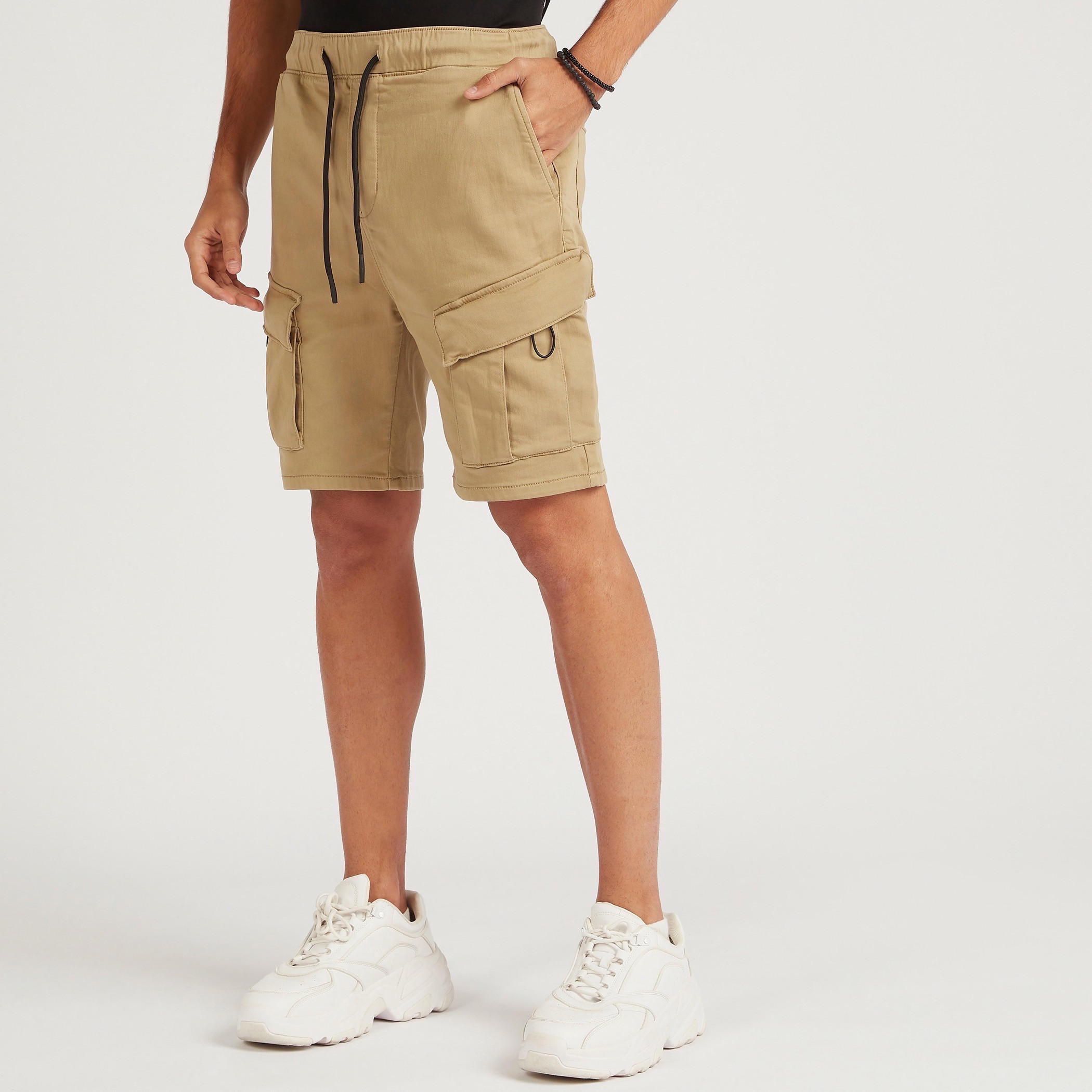 شورت سادة بخصر متوسّط الارتفاع ورباط إغلاق وجيوب-men-clothing-bottoms-shorts-image-4