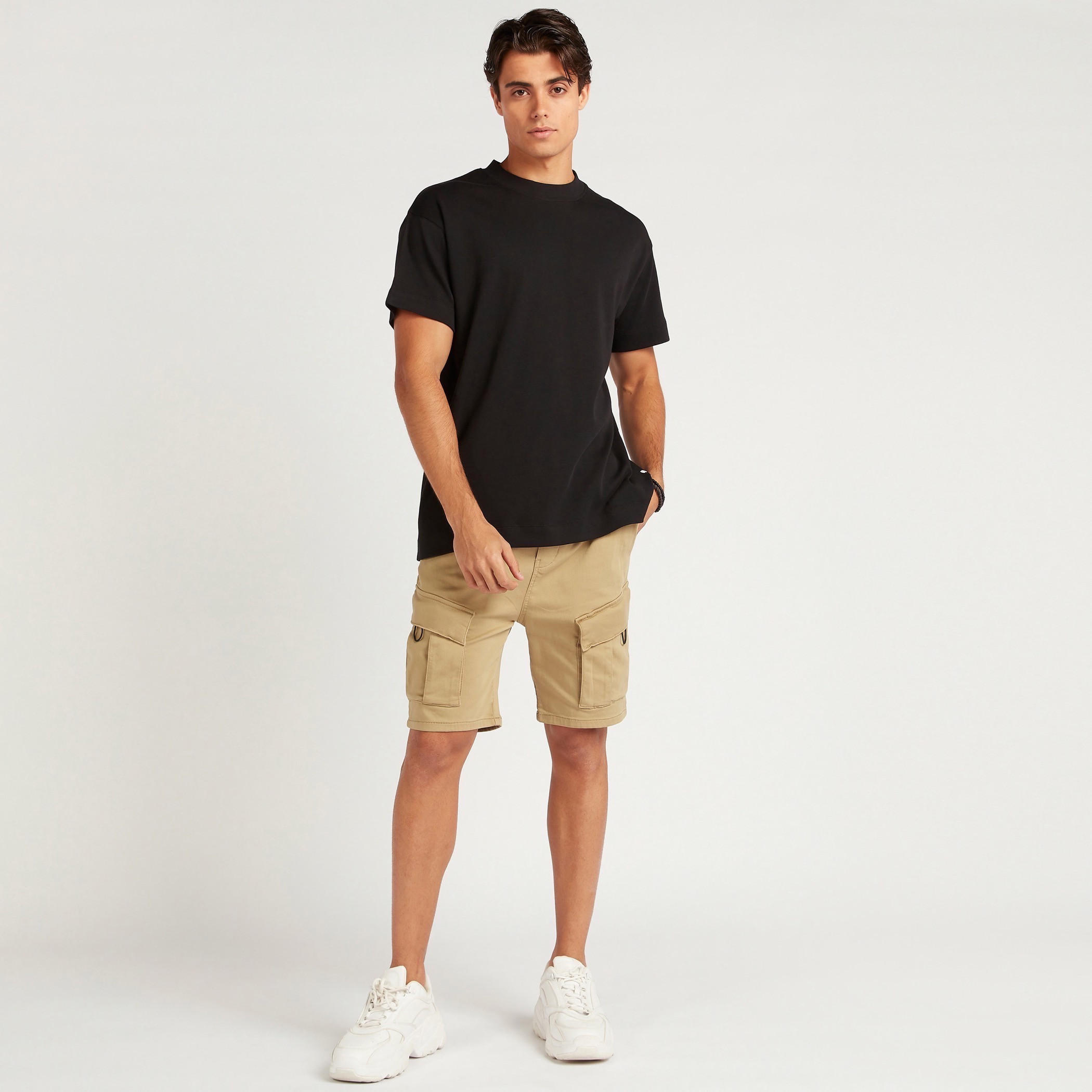 شورت سادة بخصر متوسّط الارتفاع ورباط إغلاق وجيوب-men-clothing-bottoms-shorts-image-3