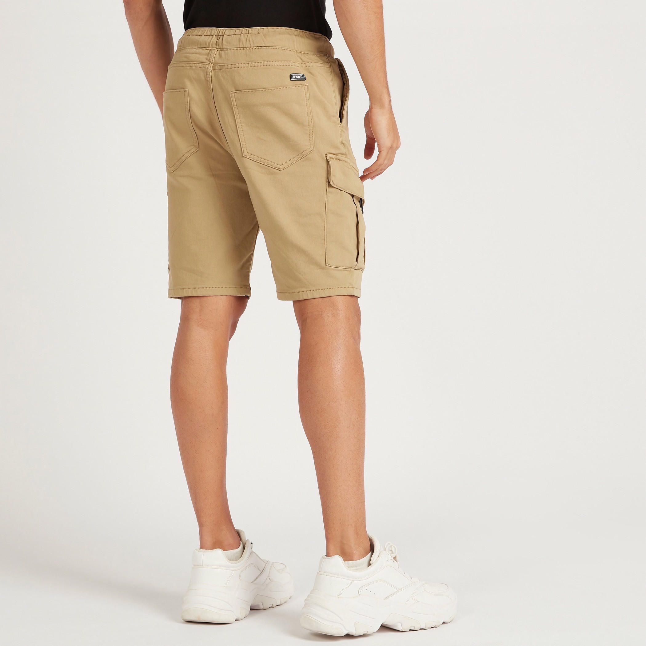 شورت سادة بخصر متوسّط الارتفاع ورباط إغلاق وجيوب-men-clothing-bottoms-shorts-image-1