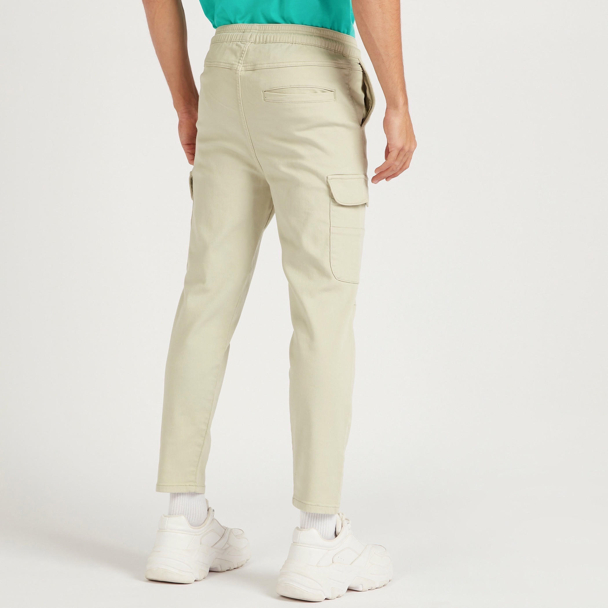 بنطلون كارجو سادة برباط إغلاق وخصر متوسّط الارتفاع-men-clothing-bottoms-trousersandchinos-trousers-image-4
