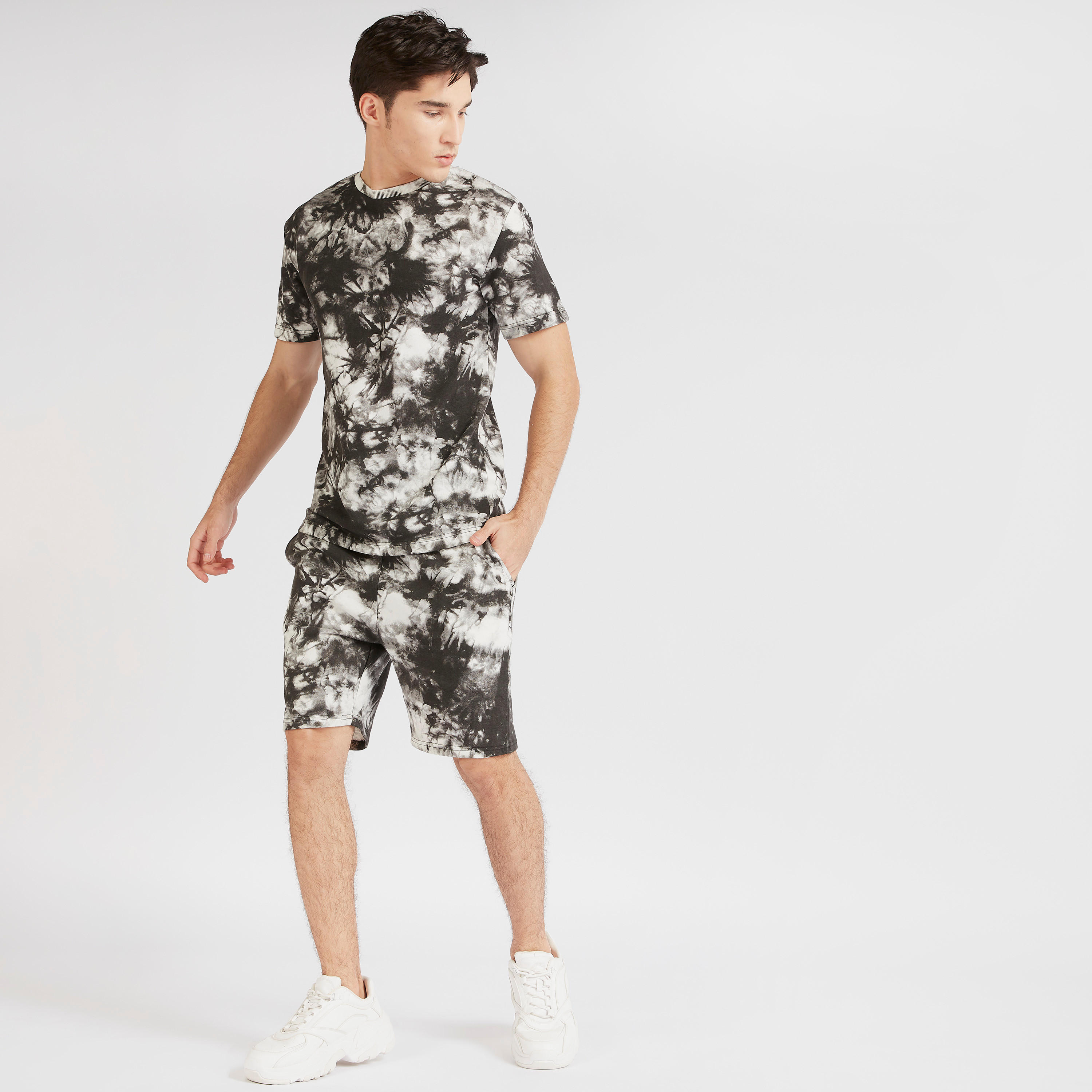 شورت برباط إغلاق وجيوب وطبعات مصبوغة-men-clothing-bottoms-shorts-image-3