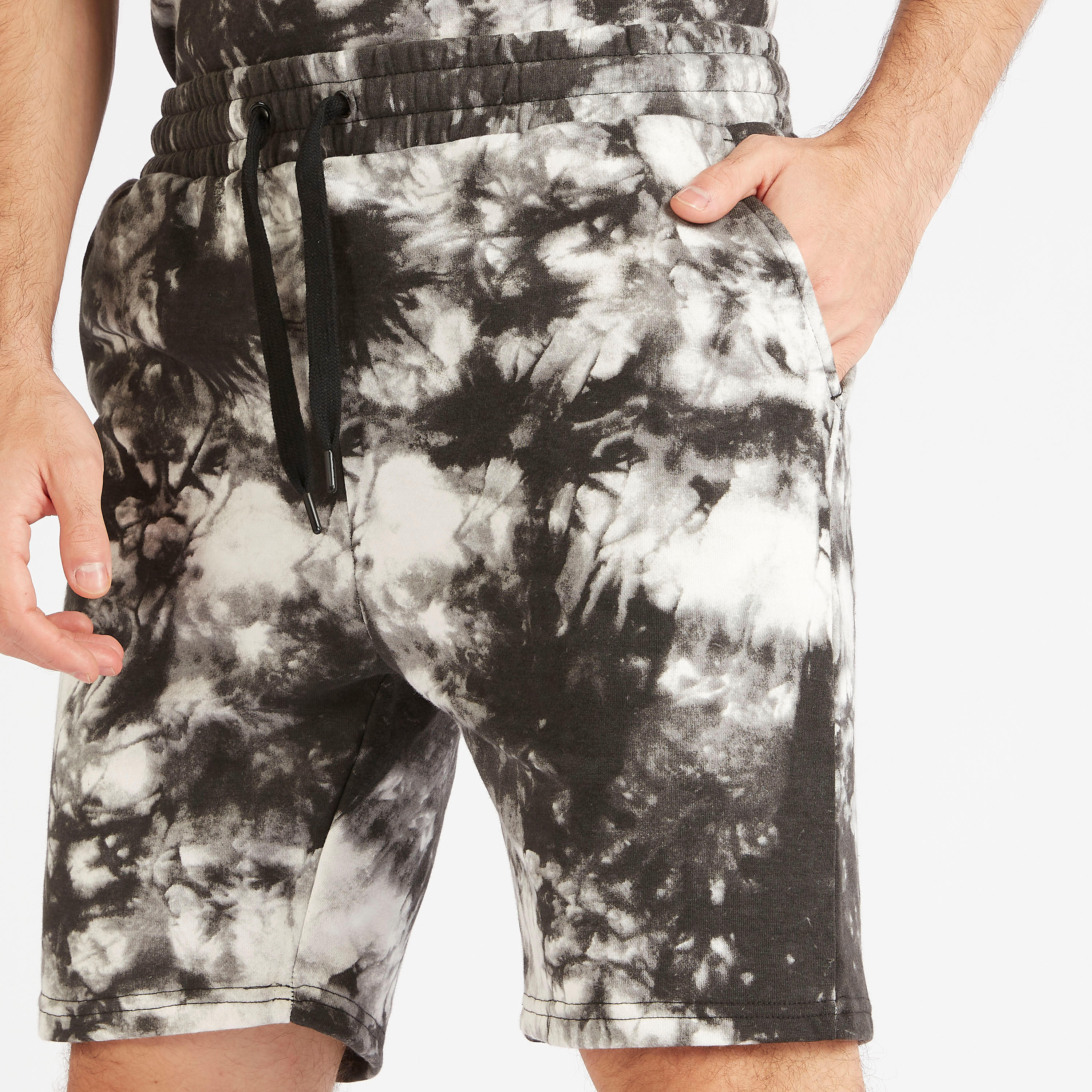شورت برباط إغلاق وجيوب وطبعات مصبوغة-men-clothing-bottoms-shorts-image-2