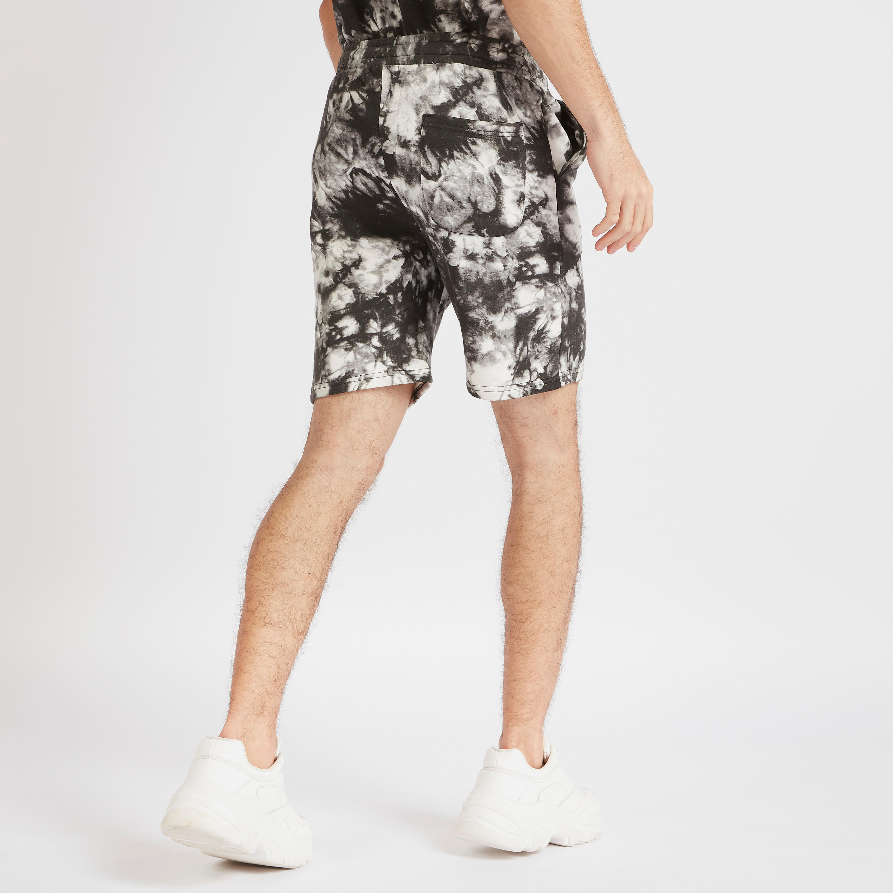 شورت برباط إغلاق وجيوب وطبعات مصبوغة-men-clothing-bottoms-shorts-image-1