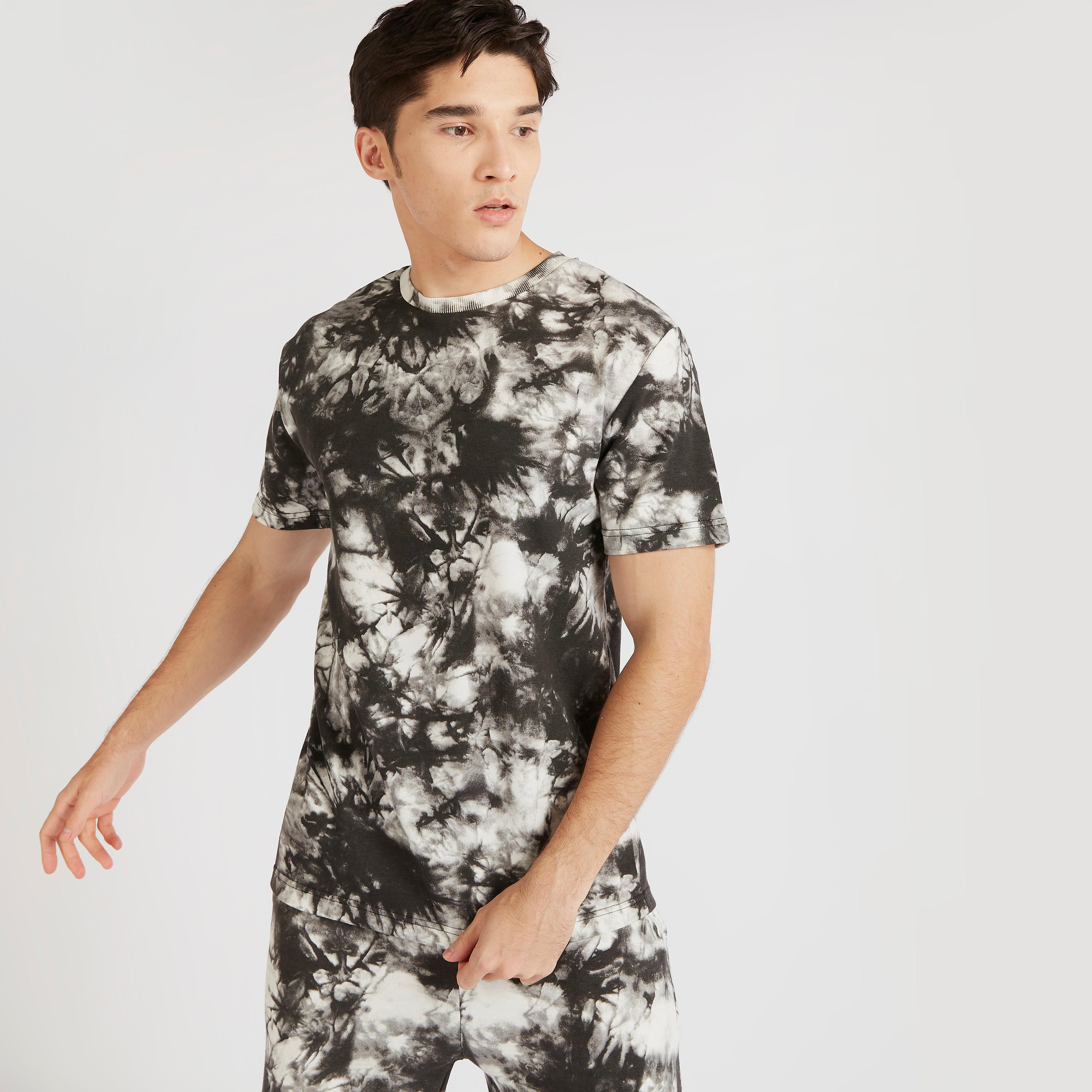 تيشيرت بياقة ضيّقة وأكمام قصيرة وطبعات مصبوغة-men-clothing-tshirtsandpolos-tshirts-image-1