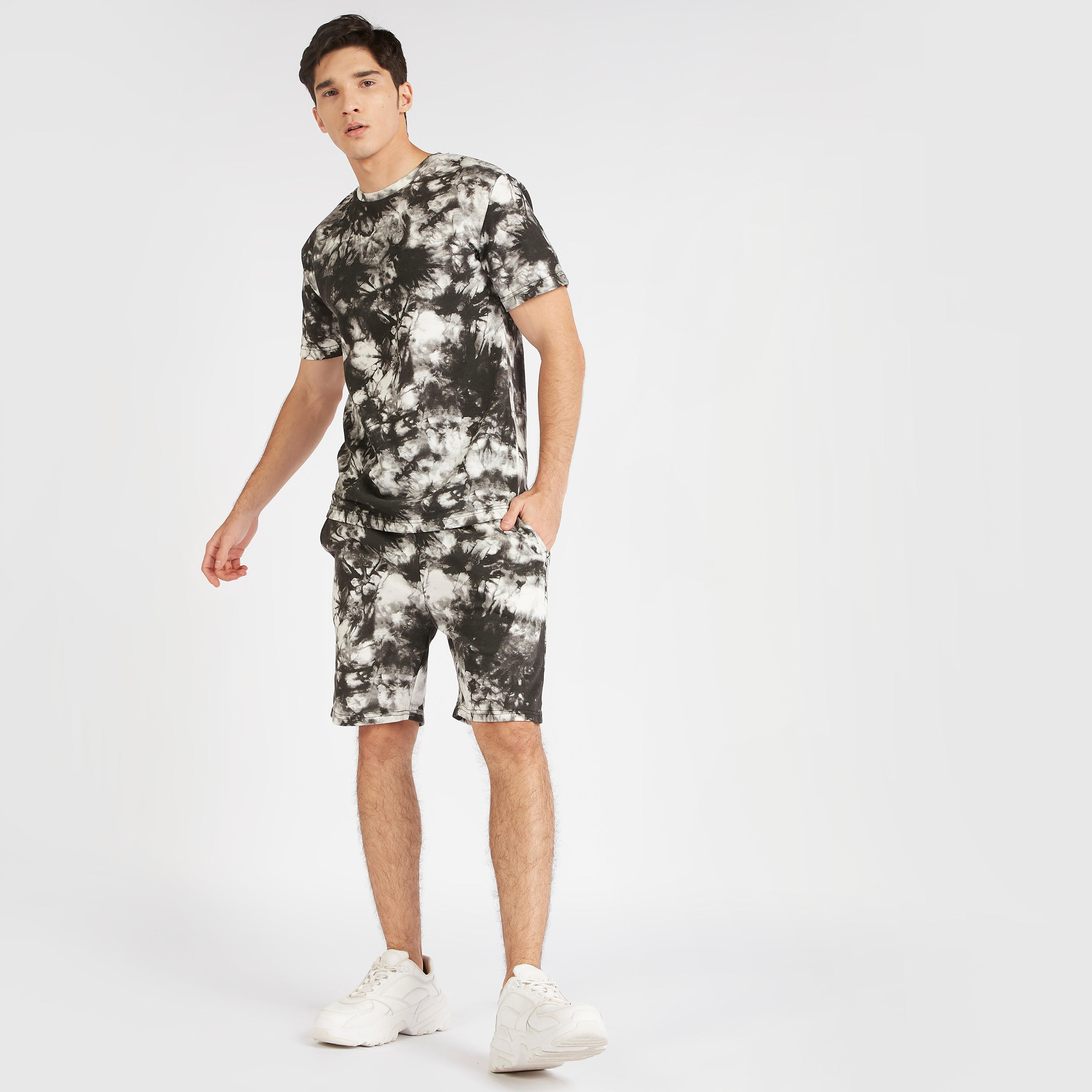 تيشيرت بياقة ضيّقة وأكمام قصيرة وطبعات مصبوغة-men-clothing-tshirtsandpolos-tshirts-image-2