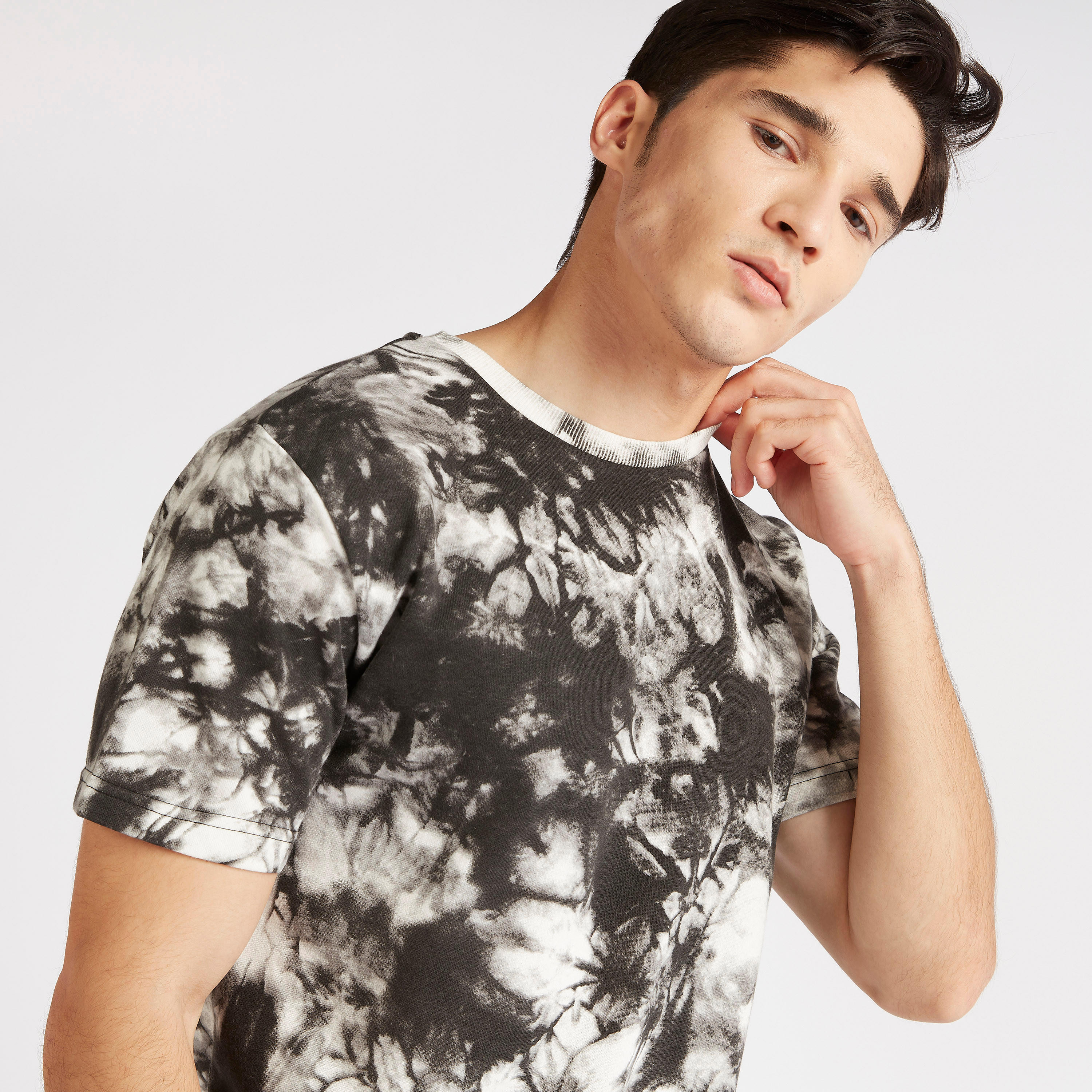 تيشيرت بياقة ضيّقة وأكمام قصيرة وطبعات مصبوغة-men-clothing-tshirtsandpolos-tshirts-image-3