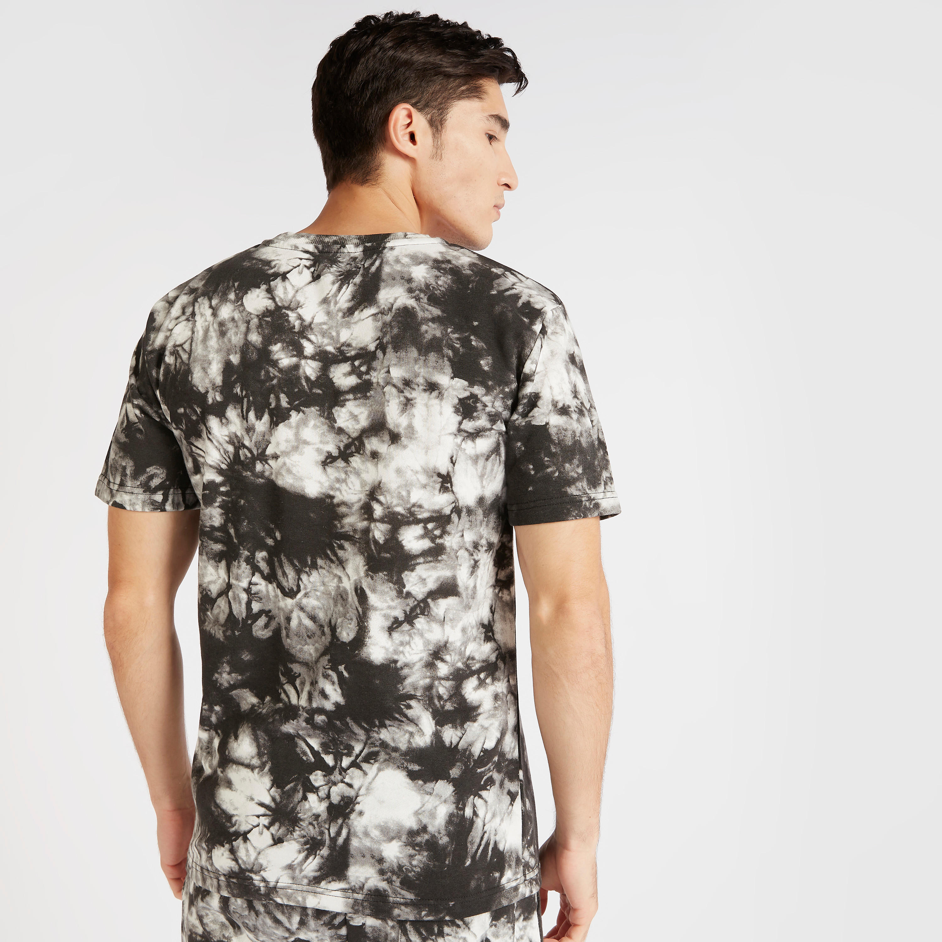 تيشيرت بياقة ضيّقة وأكمام قصيرة وطبعات مصبوغة-men-clothing-tshirtsandpolos-tshirts-image-4