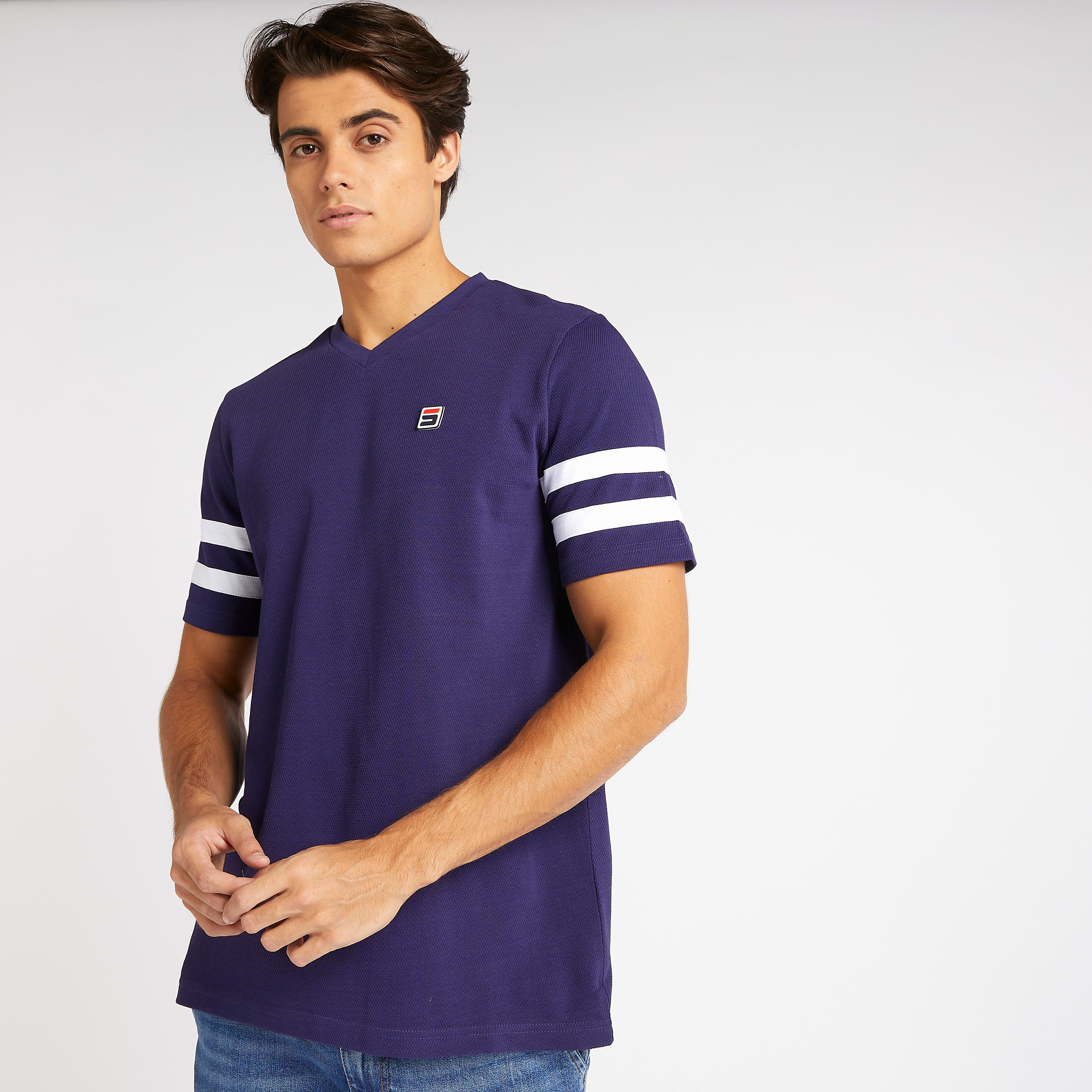 تيشيرت بياقة v وأكمام قصيرة وتفاصيل مزخرفة-men-clothing-tshirtsandpolos-tshirts-image-1