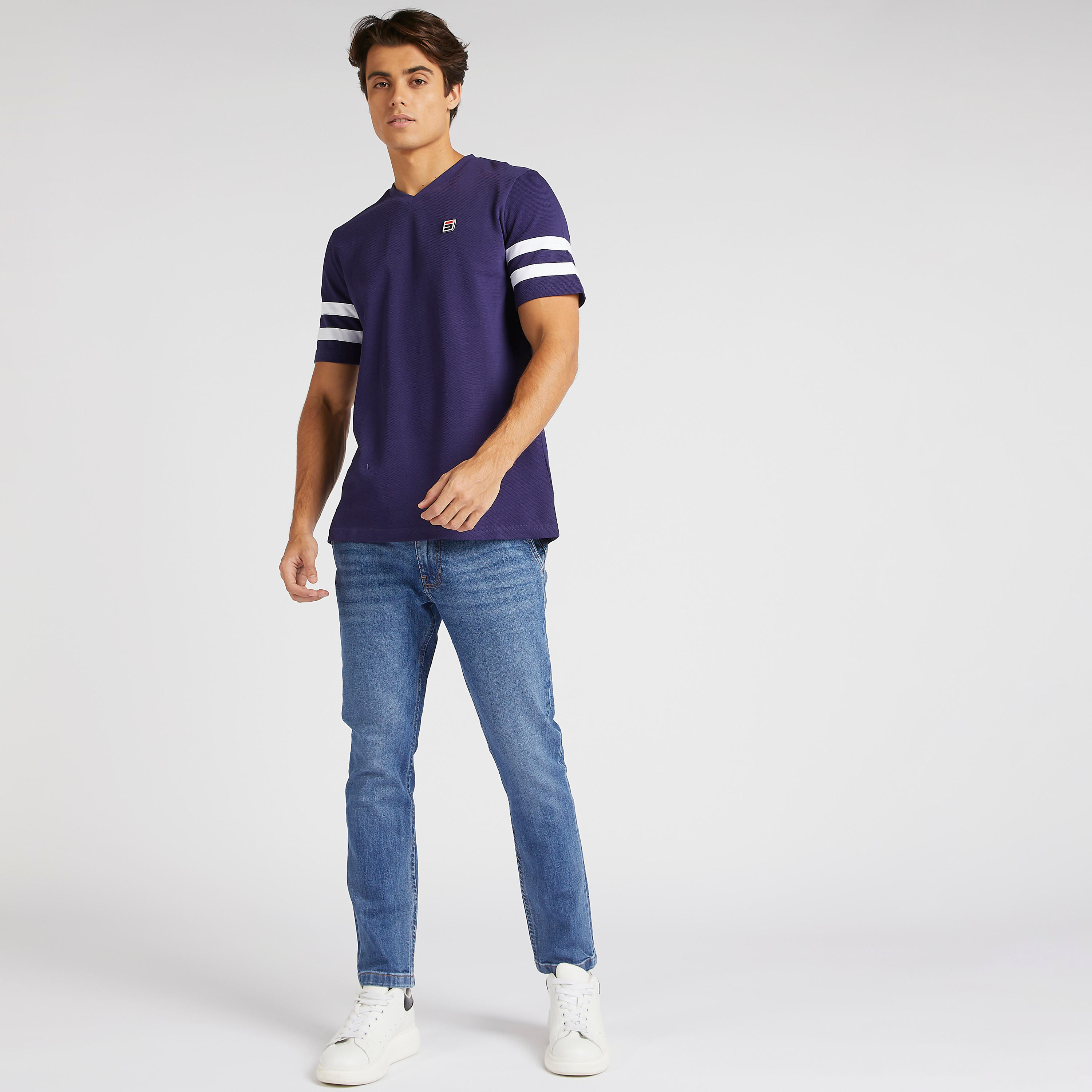 تيشيرت بياقة v وأكمام قصيرة وتفاصيل مزخرفة-men-clothing-tshirtsandpolos-tshirts-image-2