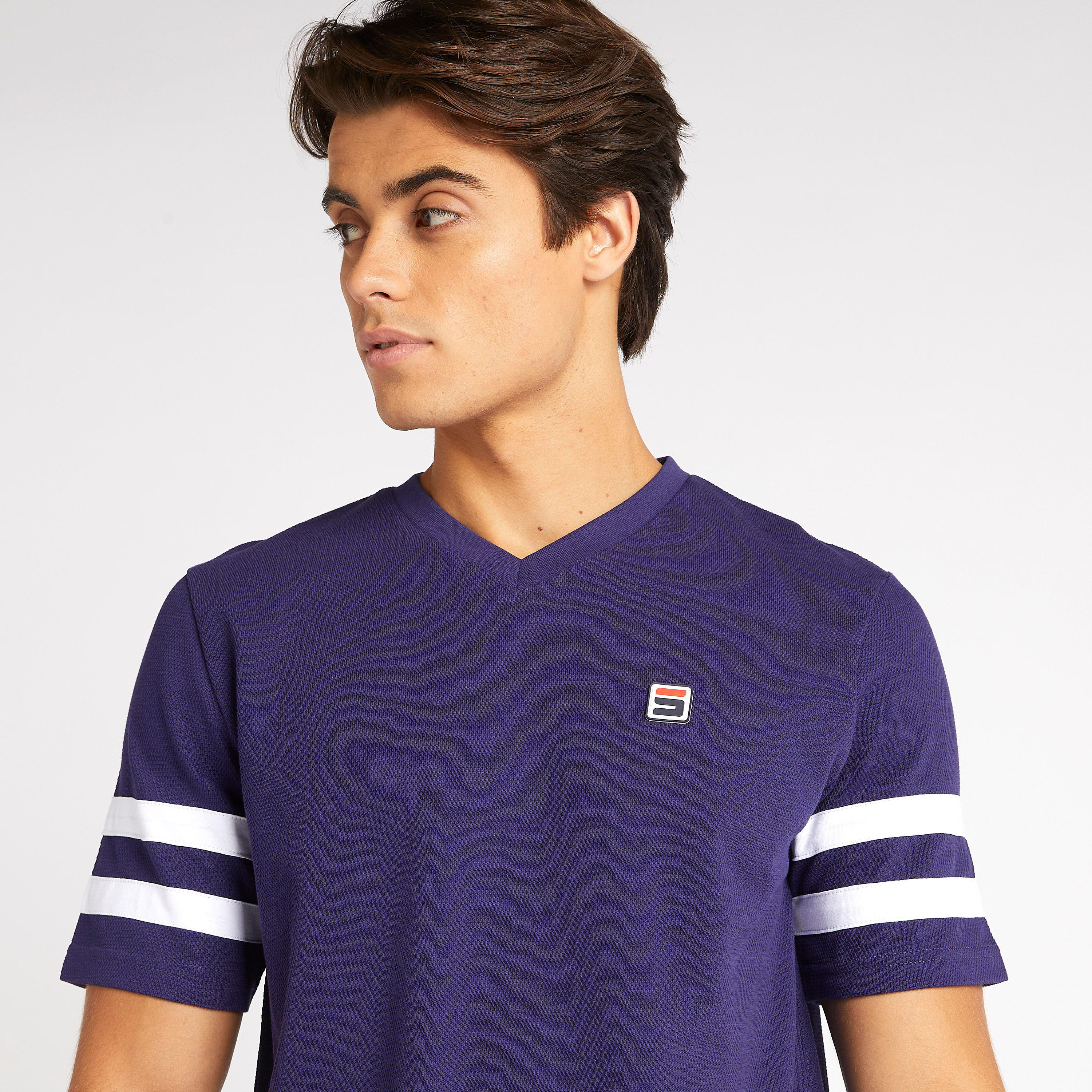 تيشيرت بياقة v وأكمام قصيرة وتفاصيل مزخرفة-men-clothing-tshirtsandpolos-tshirts-image-3