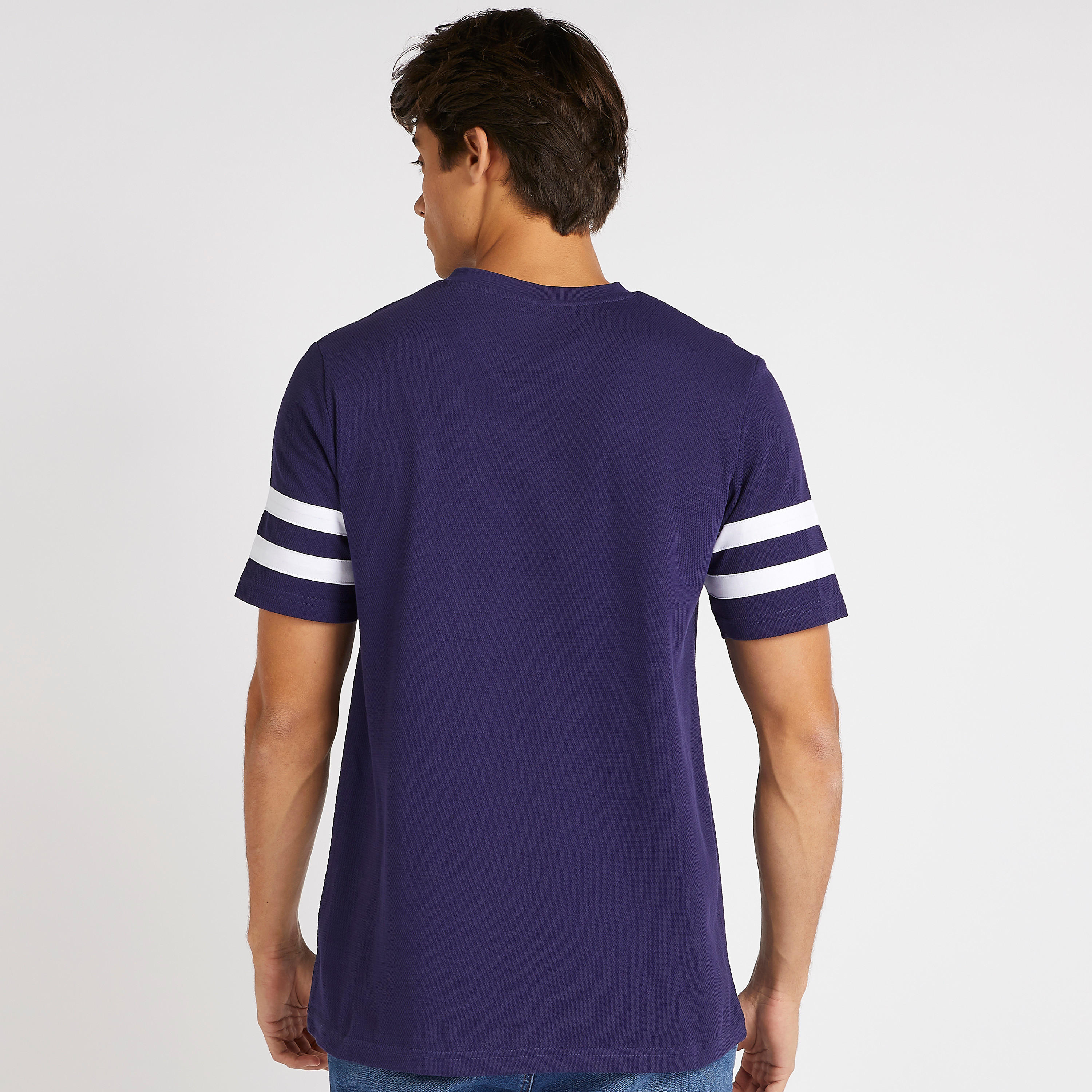 تيشيرت بياقة v وأكمام قصيرة وتفاصيل مزخرفة-men-clothing-tshirtsandpolos-tshirts-image-4