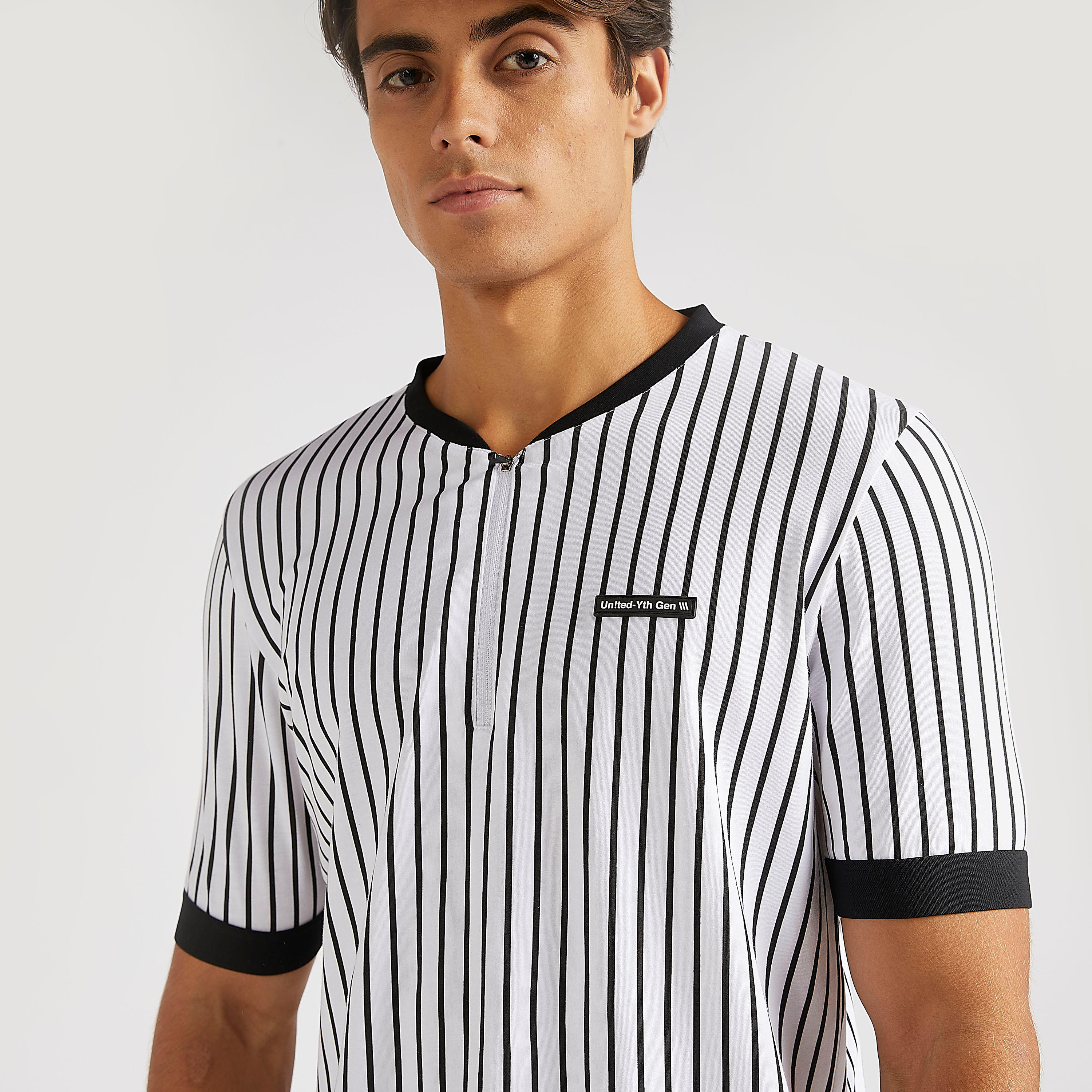 تيشيرت مقلّم بأكمام قصيرة وياقة هينلي-men-clothing-tshirtsandpolos-tshirts-image-3