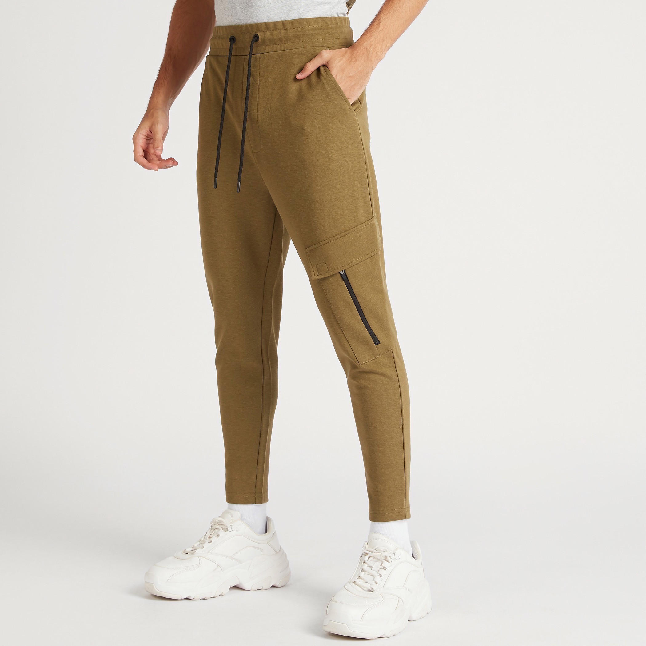 بنطلون رياضي سادة سليم فيت بخصر متوسط الارتفاع وجيوب بسحاب-men-clothing-bottoms-joggers-image-5