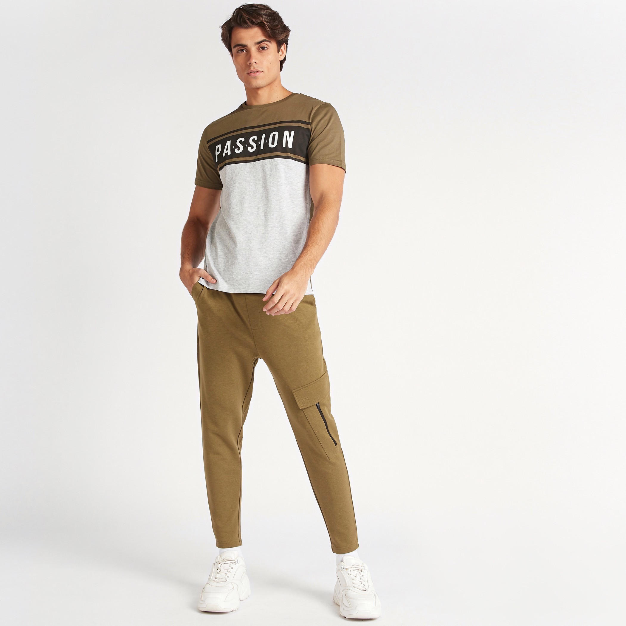 بنطلون رياضي سادة سليم فيت بخصر متوسط الارتفاع وجيوب بسحاب-men-clothing-bottoms-joggers-image-4