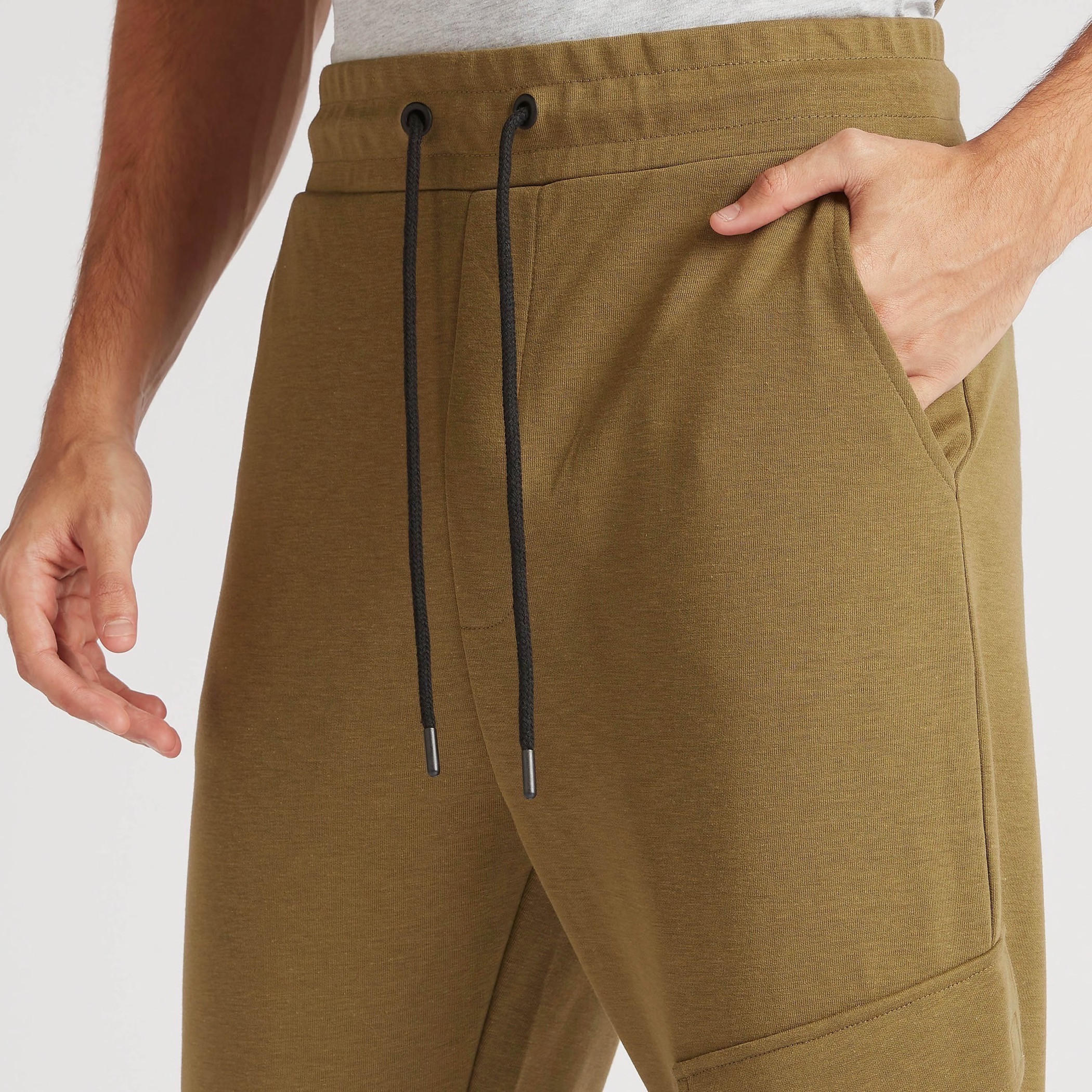 بنطلون رياضي سادة سليم فيت بخصر متوسط الارتفاع وجيوب بسحاب-men-clothing-bottoms-joggers-image-3