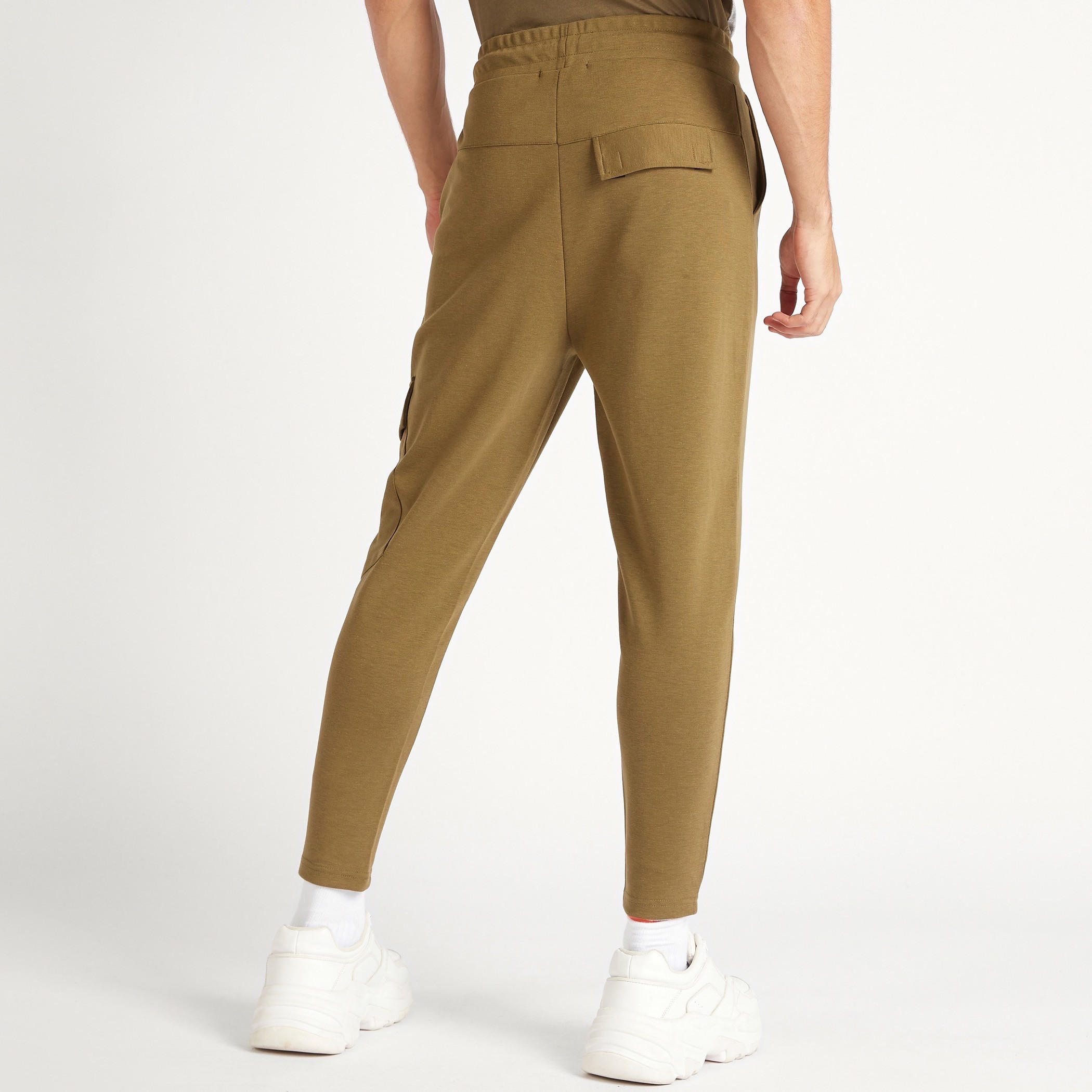 بنطلون رياضي سادة سليم فيت بخصر متوسط الارتفاع وجيوب بسحاب-men-clothing-bottoms-joggers-image-2