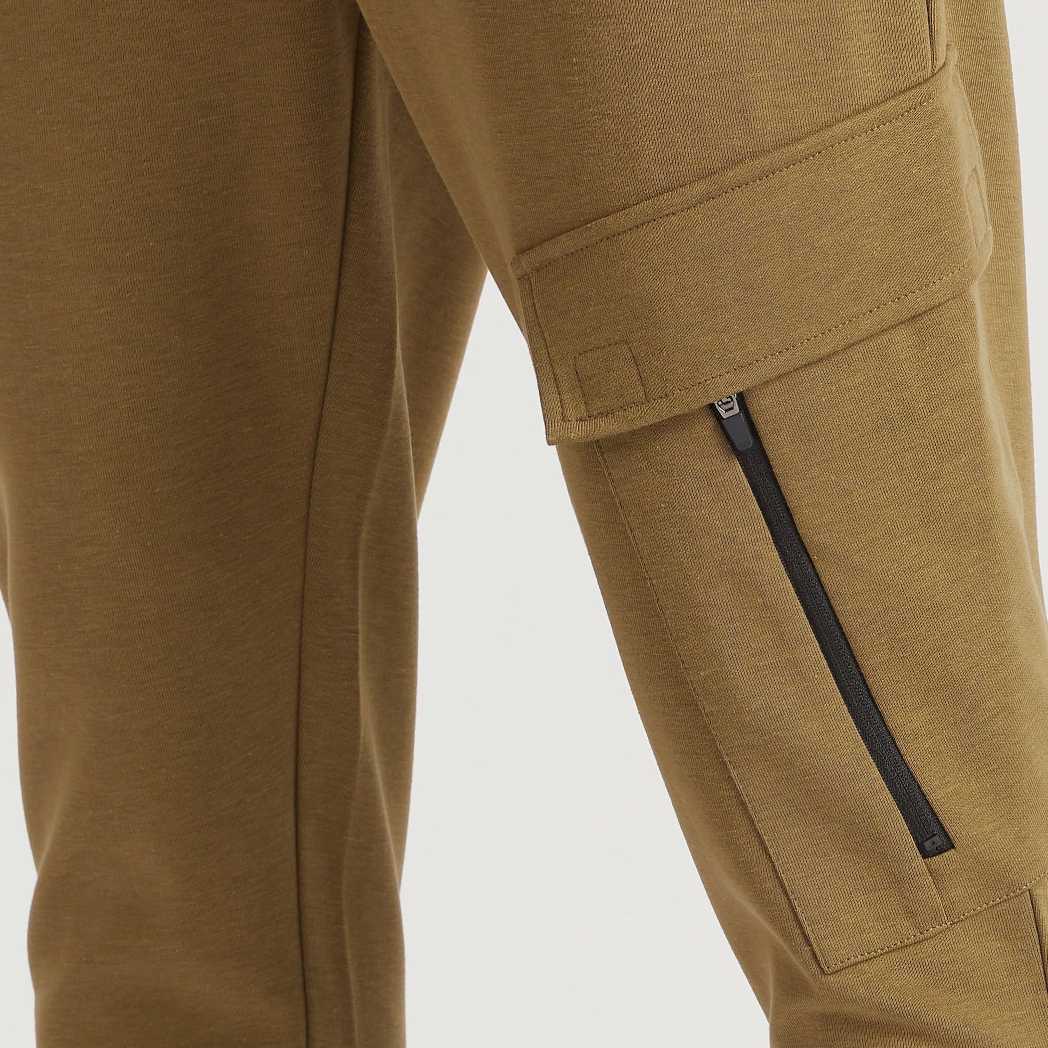 بنطلون رياضي سادة سليم فيت بخصر متوسط الارتفاع وجيوب بسحاب-men-clothing-bottoms-joggers-image-1