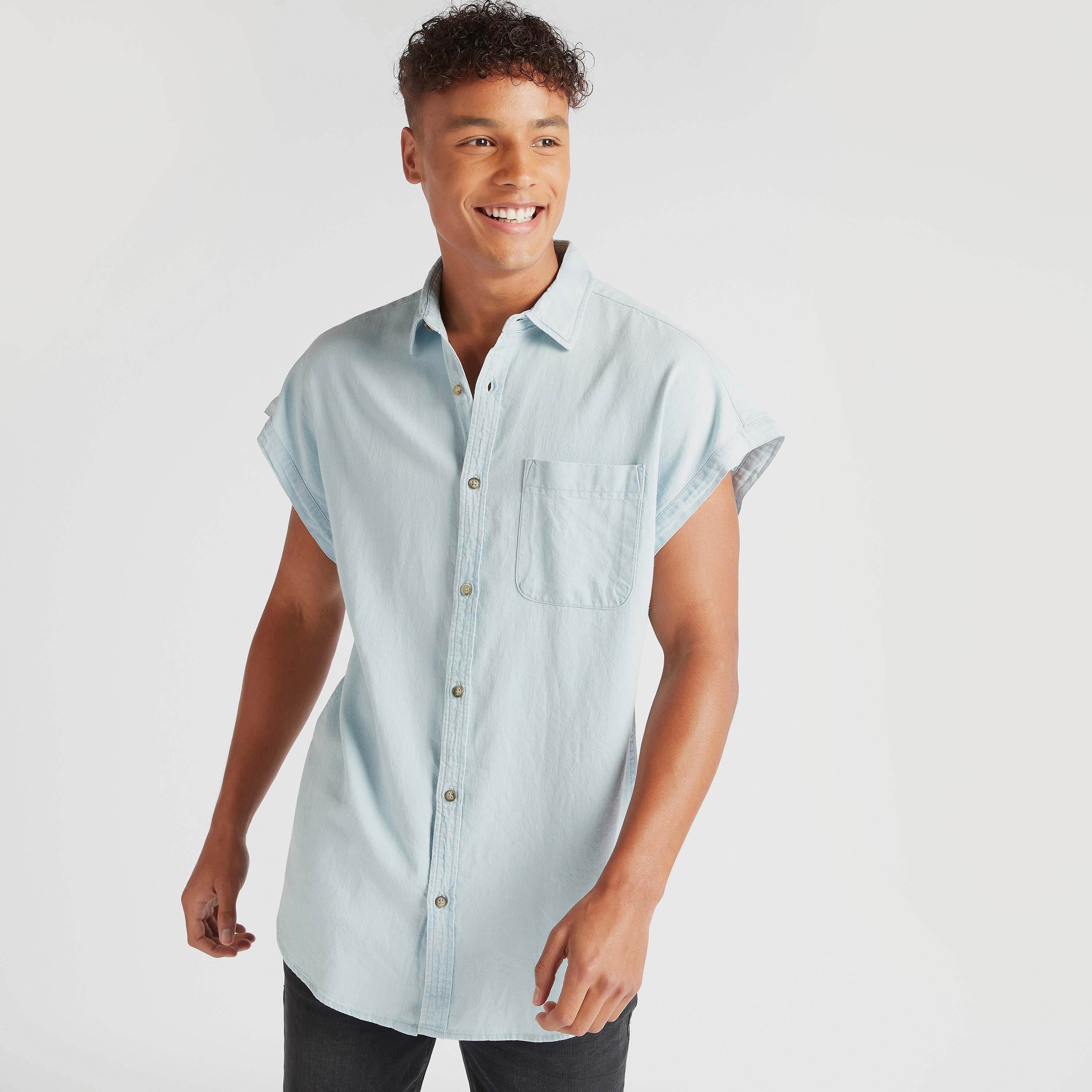 قميص سادة بأكمام متمدّدة وجيب على الصدر-men-clothing-shirts-image-5