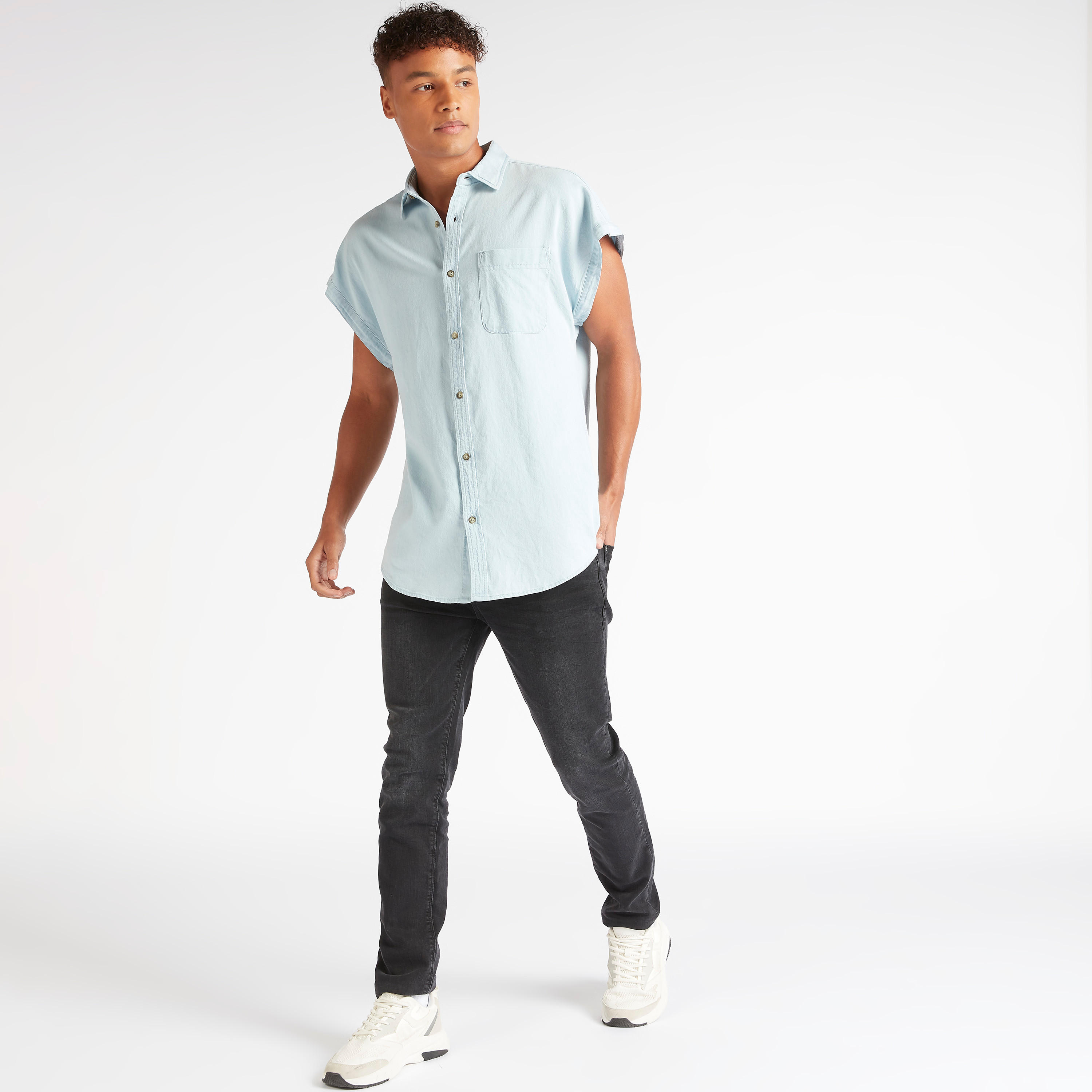 قميص سادة بأكمام متمدّدة وجيب على الصدر-men-clothing-shirts-image-4