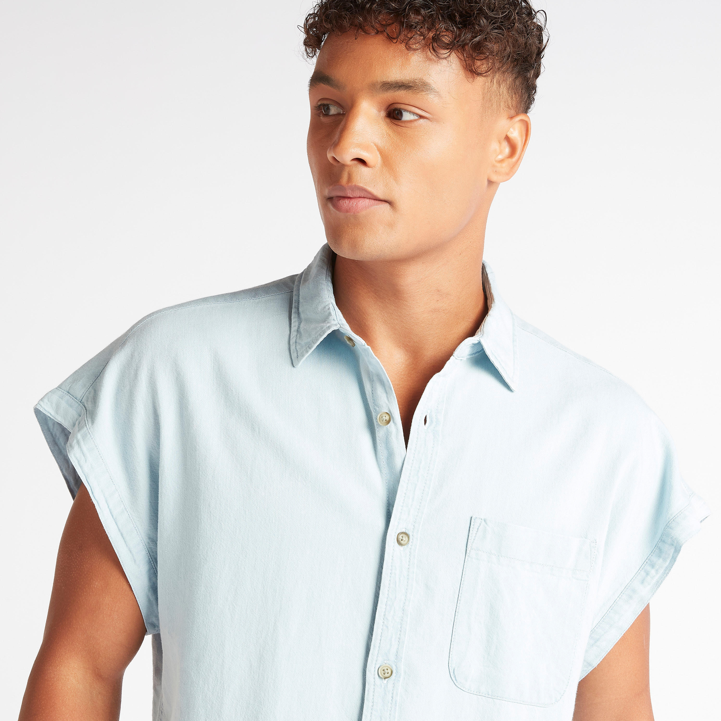 قميص سادة بأكمام متمدّدة وجيب على الصدر-men-clothing-shirts-image-3