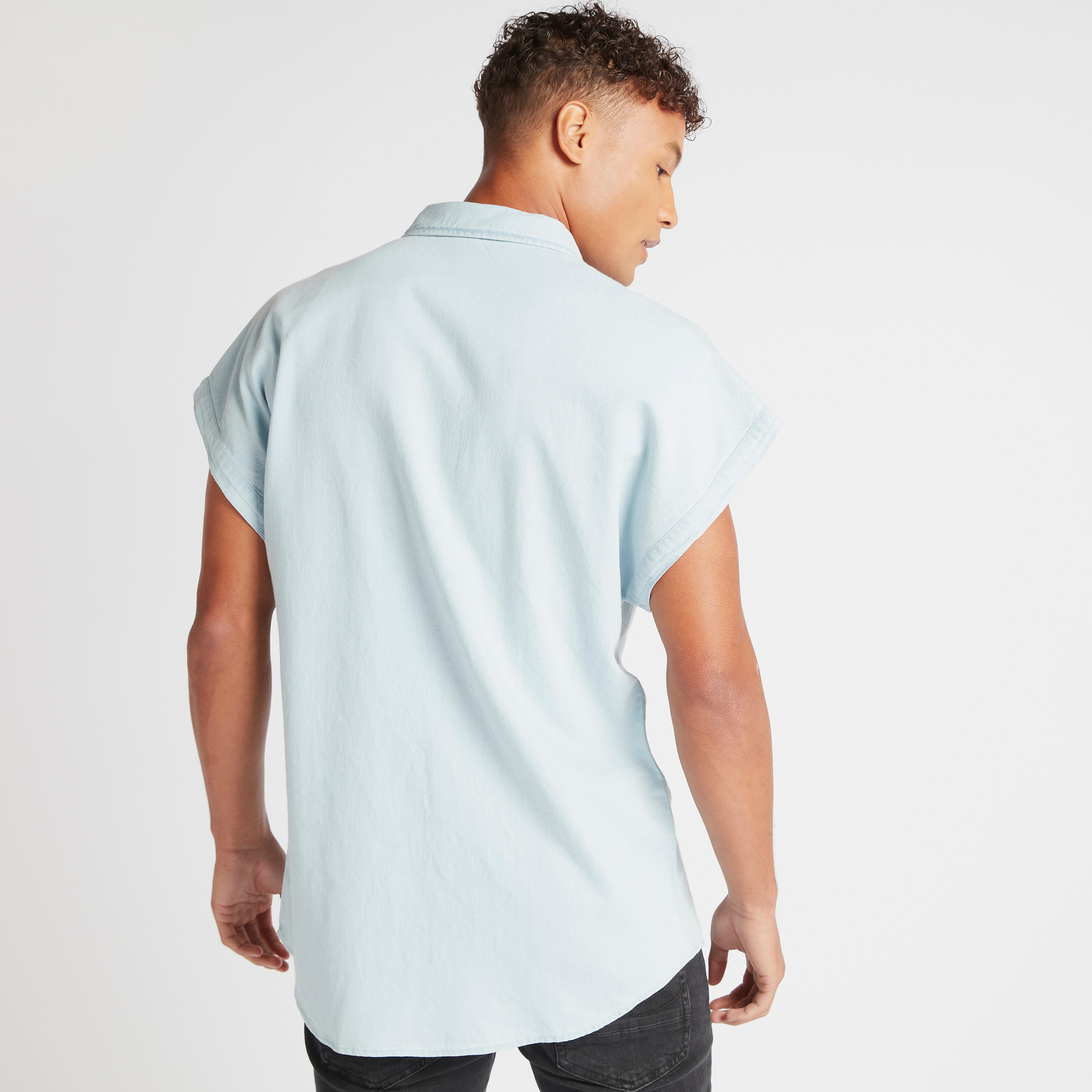 قميص سادة بأكمام متمدّدة وجيب على الصدر-men-clothing-shirts-image-2