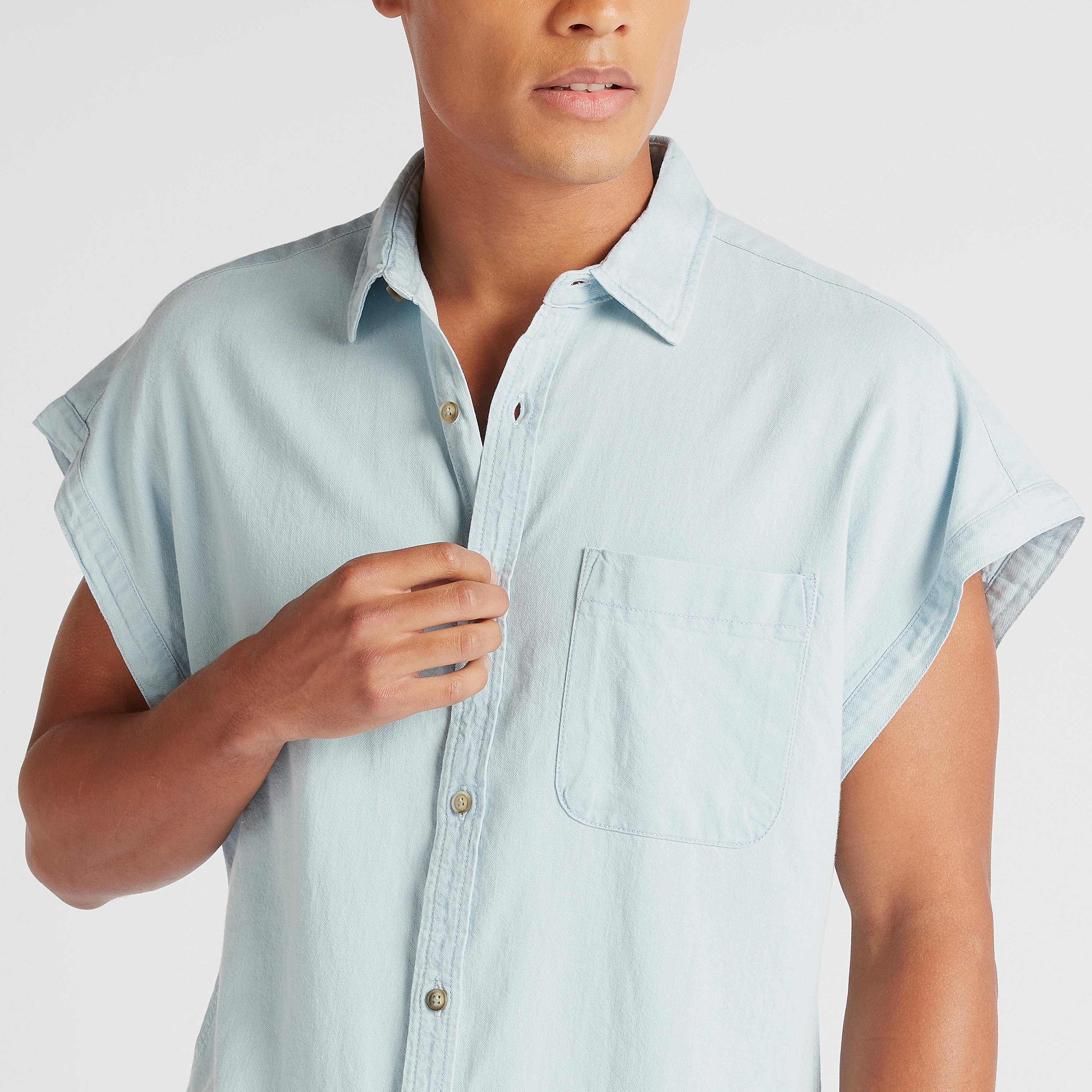 قميص سادة بأكمام متمدّدة وجيب على الصدر-men-clothing-shirts-image-1