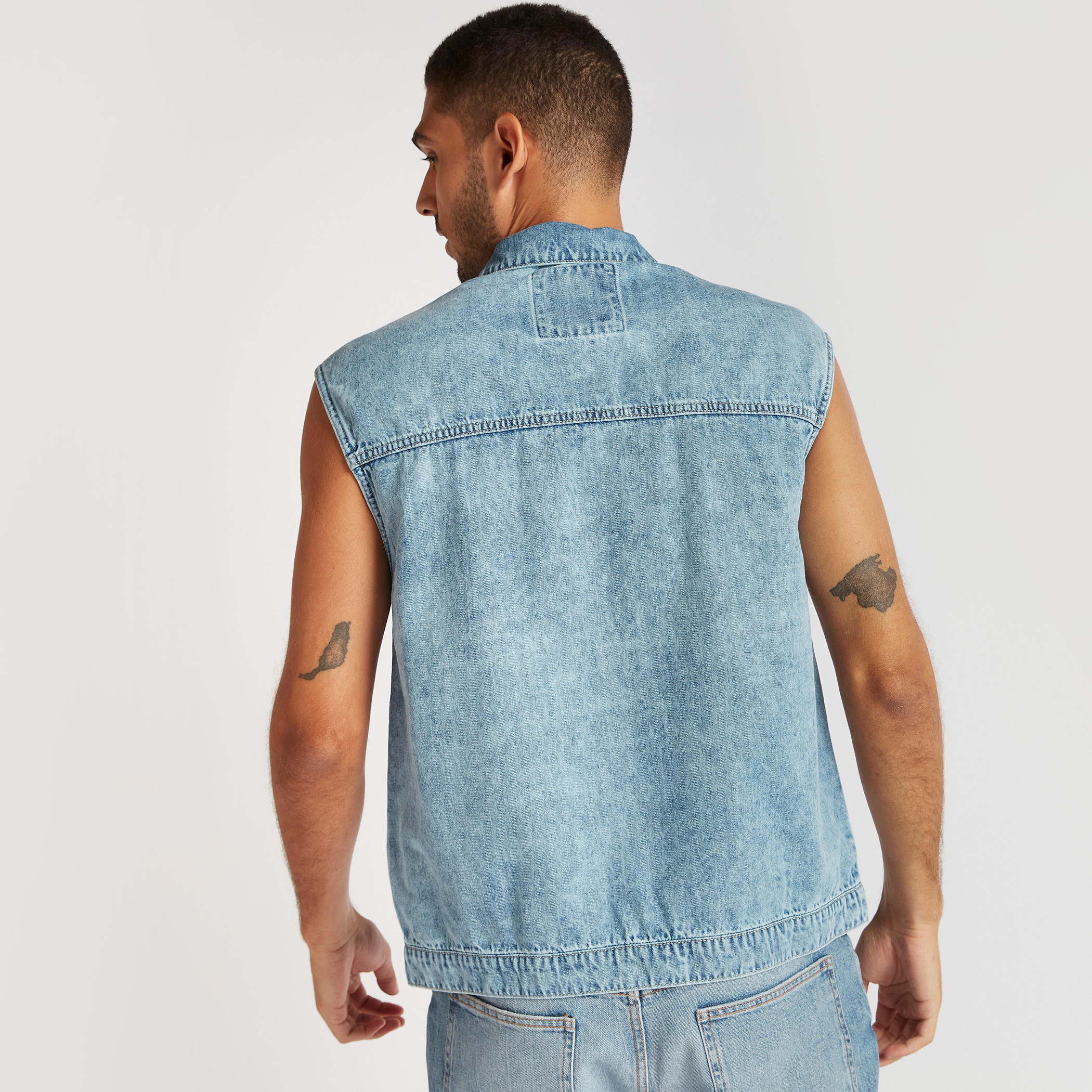 Solid Relaxed Fit Sleeveless Denim Jacket with Pockets-men-clothing-jacketsandblazers-jackets-image-4