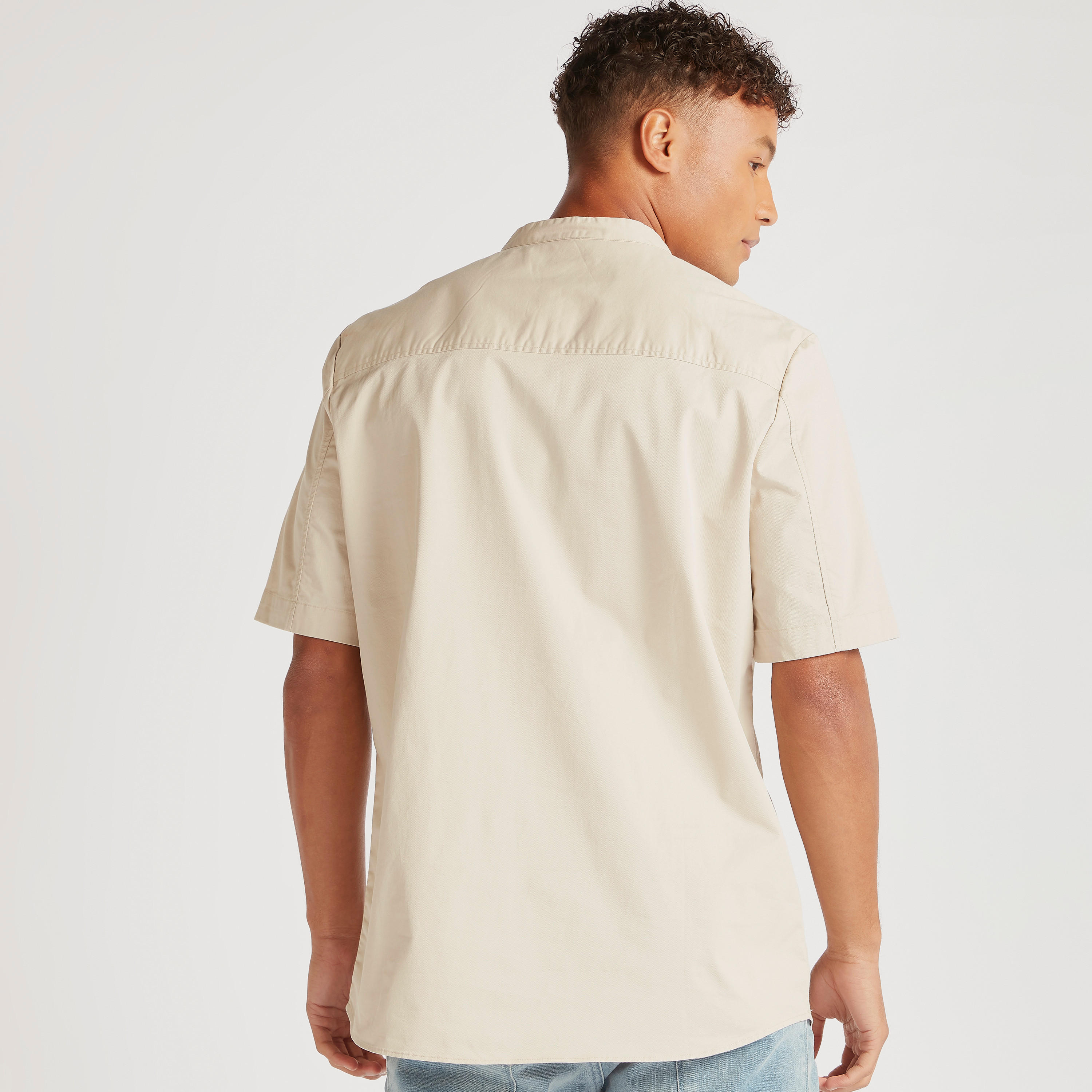 قميص سادة بقصة مريحة مع ياقة ماندارين ونصف سحاب-men-clothing-shirts-image-4